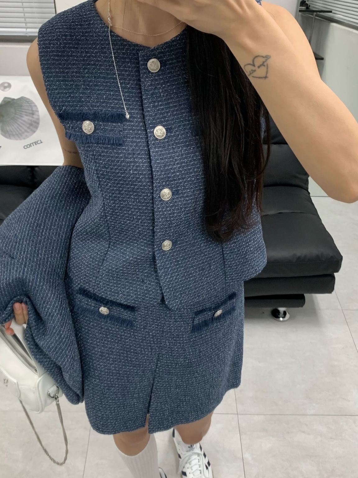 아디다스 가젤 화이트 컬리지에이트 네이비 착용 스타일 - 3