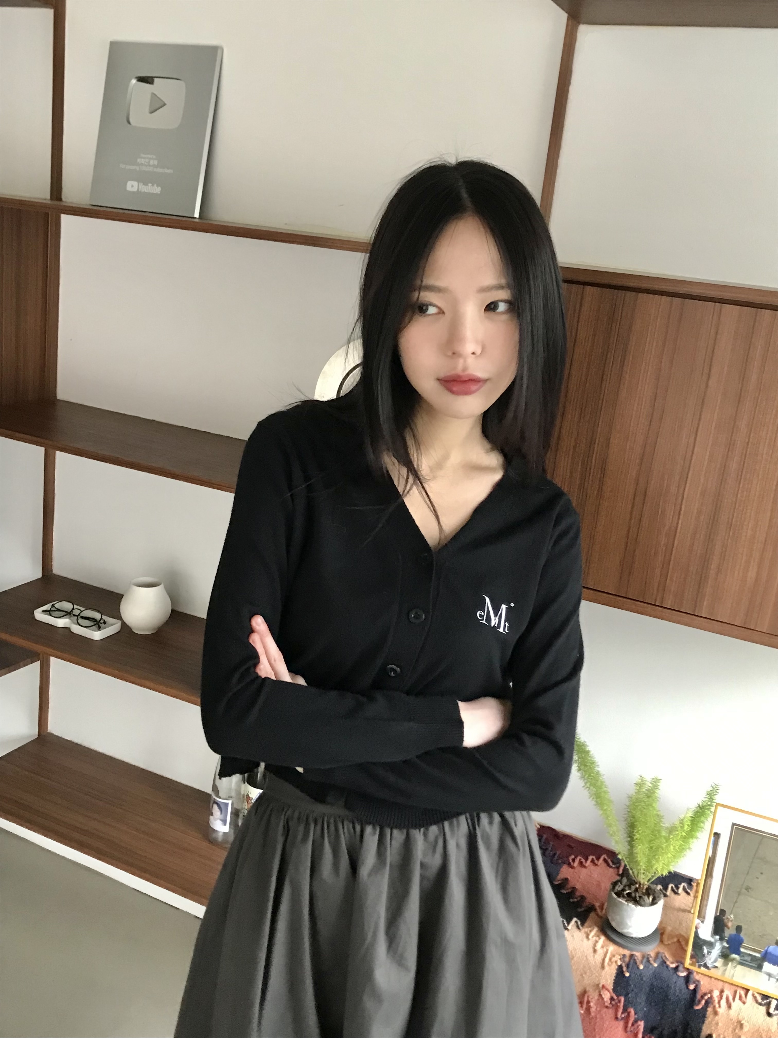 [사은품 증정] 크레센트 레더 숄더백 블랙, 무센트 알레그 브이넥 니트 가디건 블랙 착용 스타일 - 2