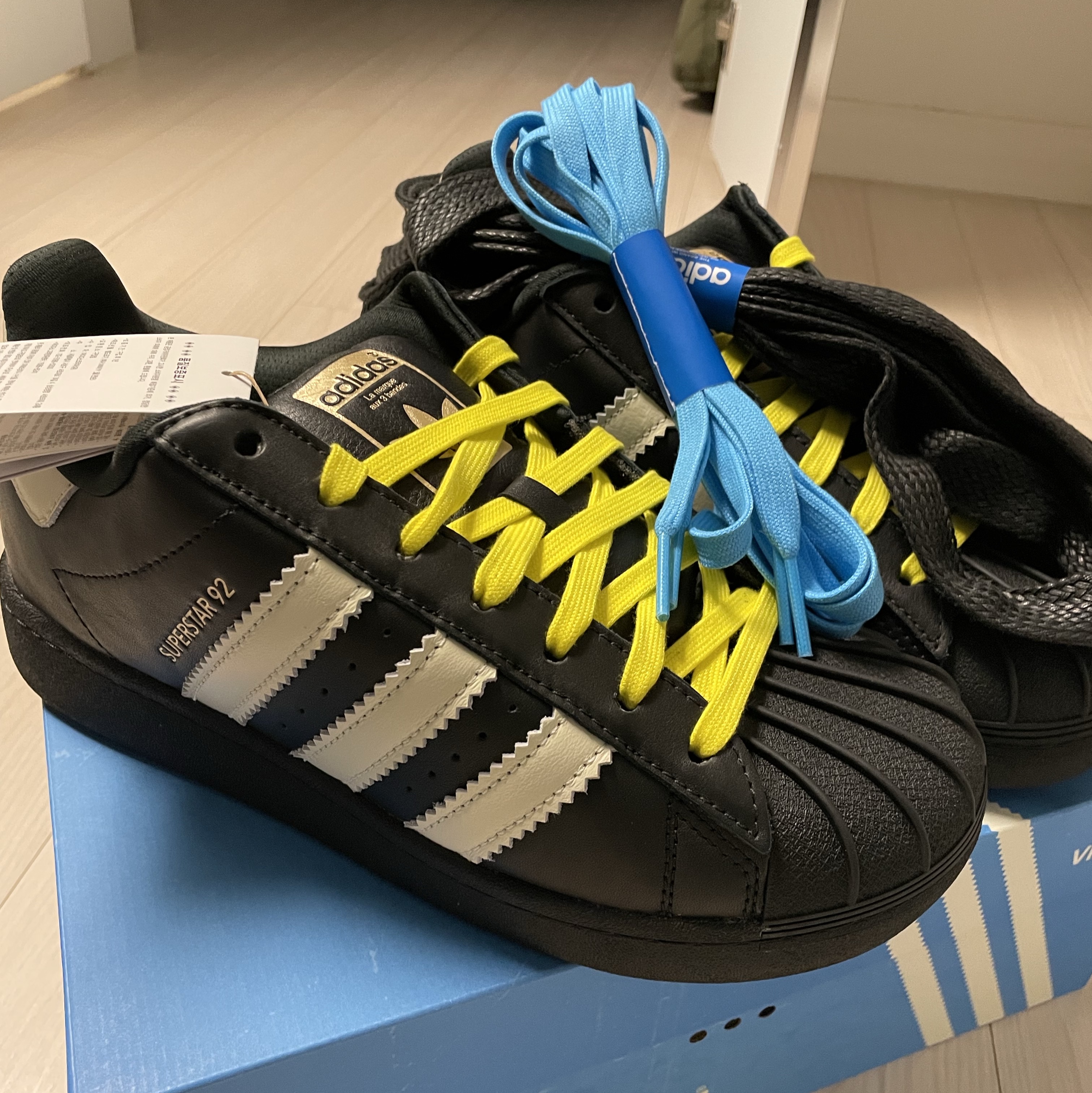Adidas x Pharrell Williams Virginia Superstar 92 Core Black Sky Rush 착용 스타일 - 2