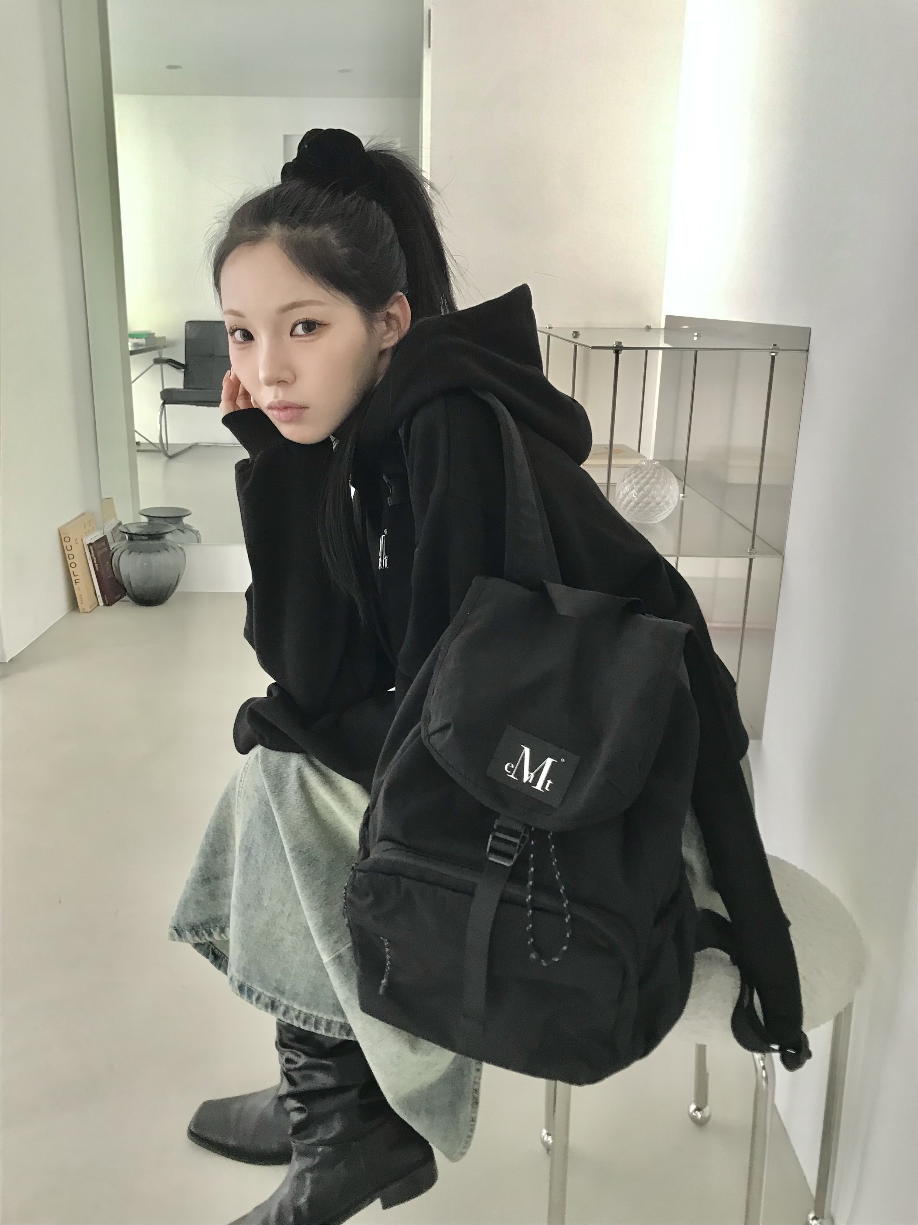 무센트 노브 와이드 포켓 백팩 블랙 착용 스타일 - 1