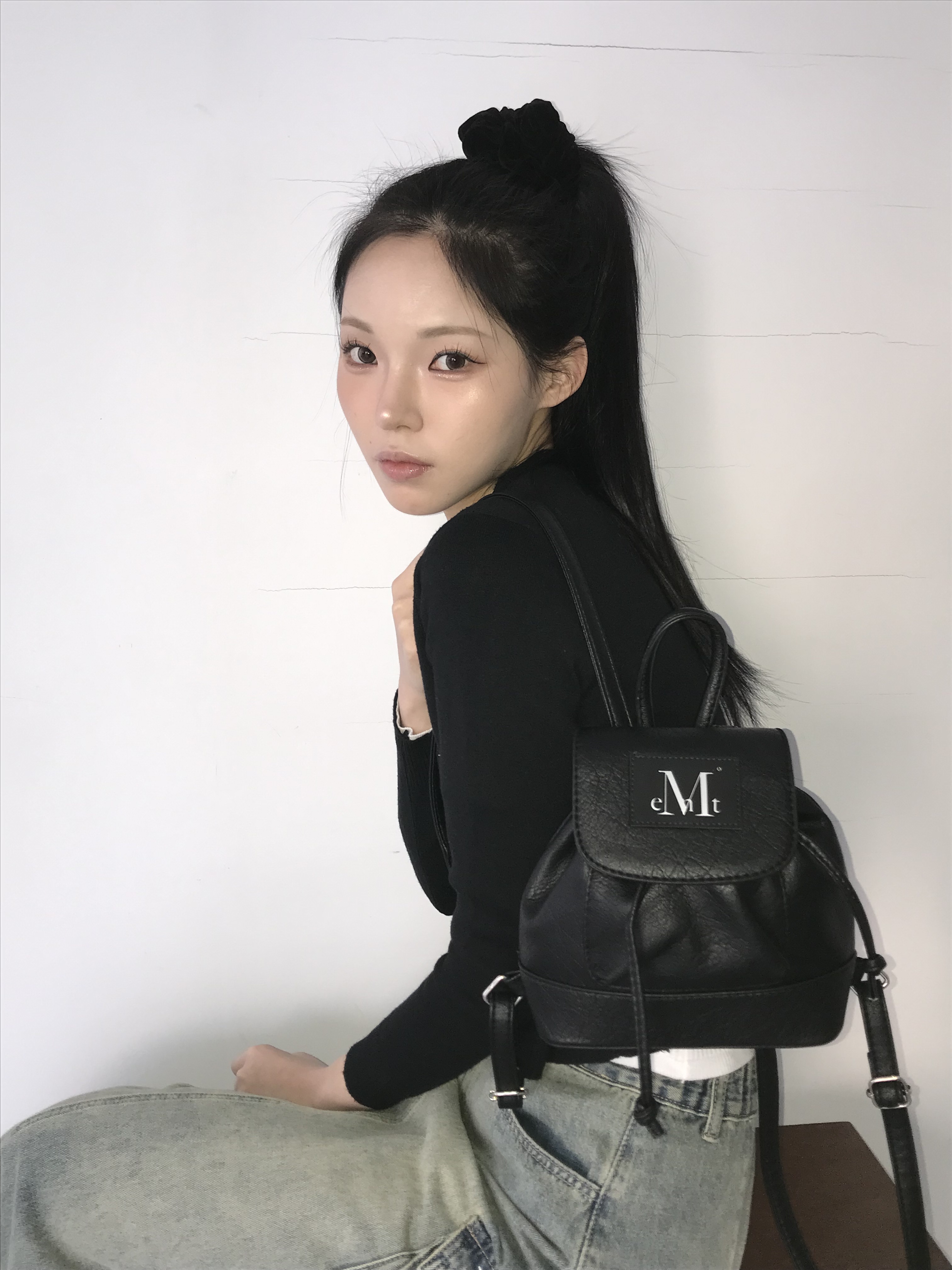MUCENT Reno Crack Round Mini Backpack Black, MUCENT Roly Long Cargo Denim Skirt Denim 착용 스타일 - 1