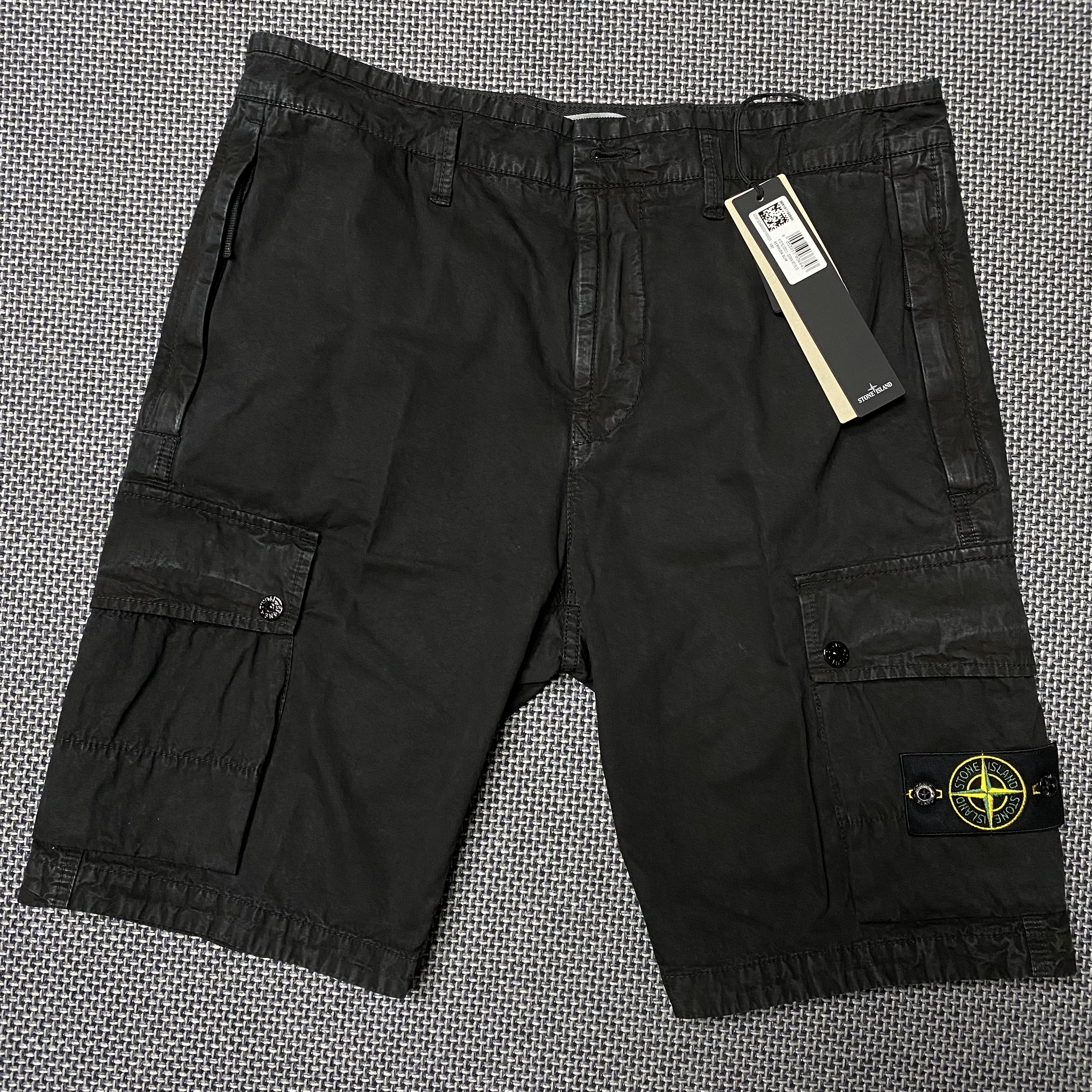 Stone Island L100011 Brushed Organic Cotton Old Effect Zipper Pockets Details Slim Fit Cargo Bermuda Shorts Black - 25SS 착용 스타일
