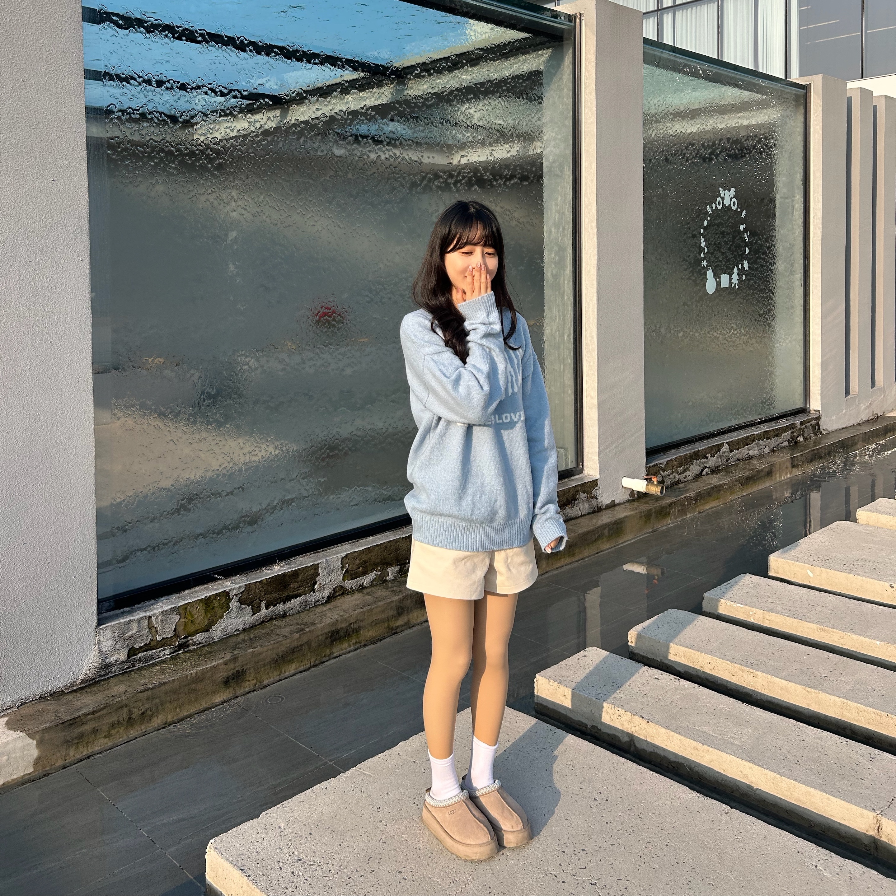 (W) UGG Tazz Slipper Sand, Matin Kim Madeleine Round Bag Light Beige 착용 스타일 - 2