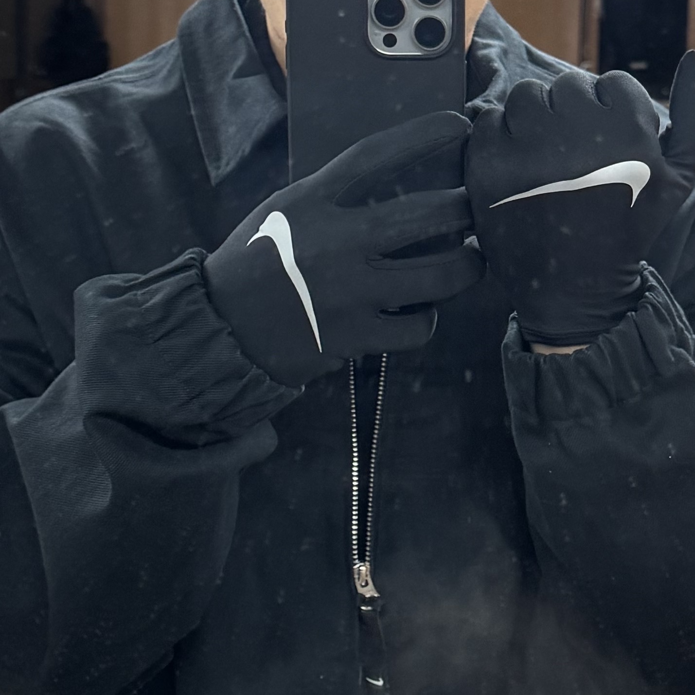 Nike Miler Running Gloves Black Silver 착용 스타일