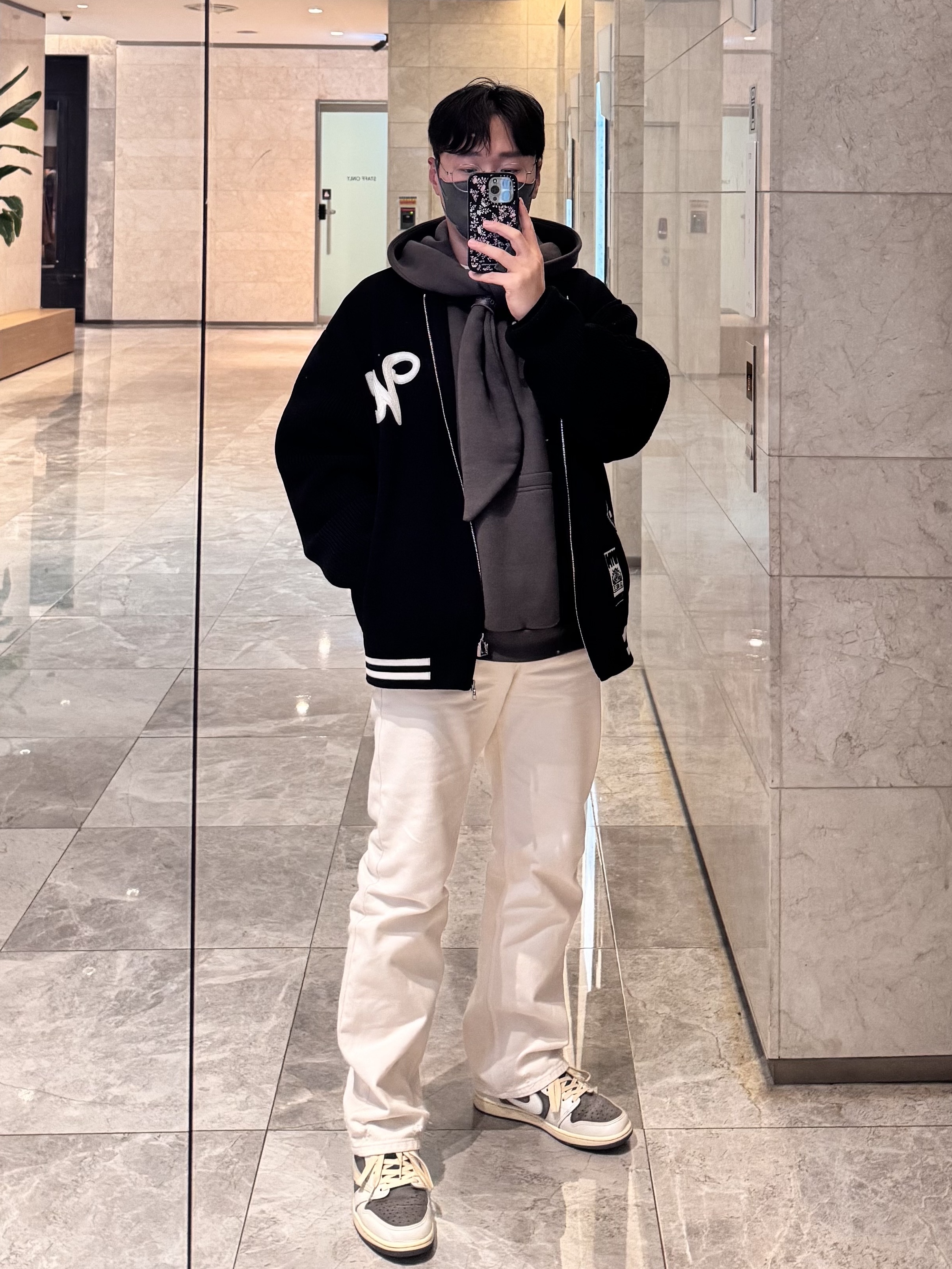 Wooyoungmi Grey Knot Detail Hooded T-Shirt Dark - 24FW, Wooyoungmi New Straight Denim Pants Ivory - 25SS 착용 스타일 - 3