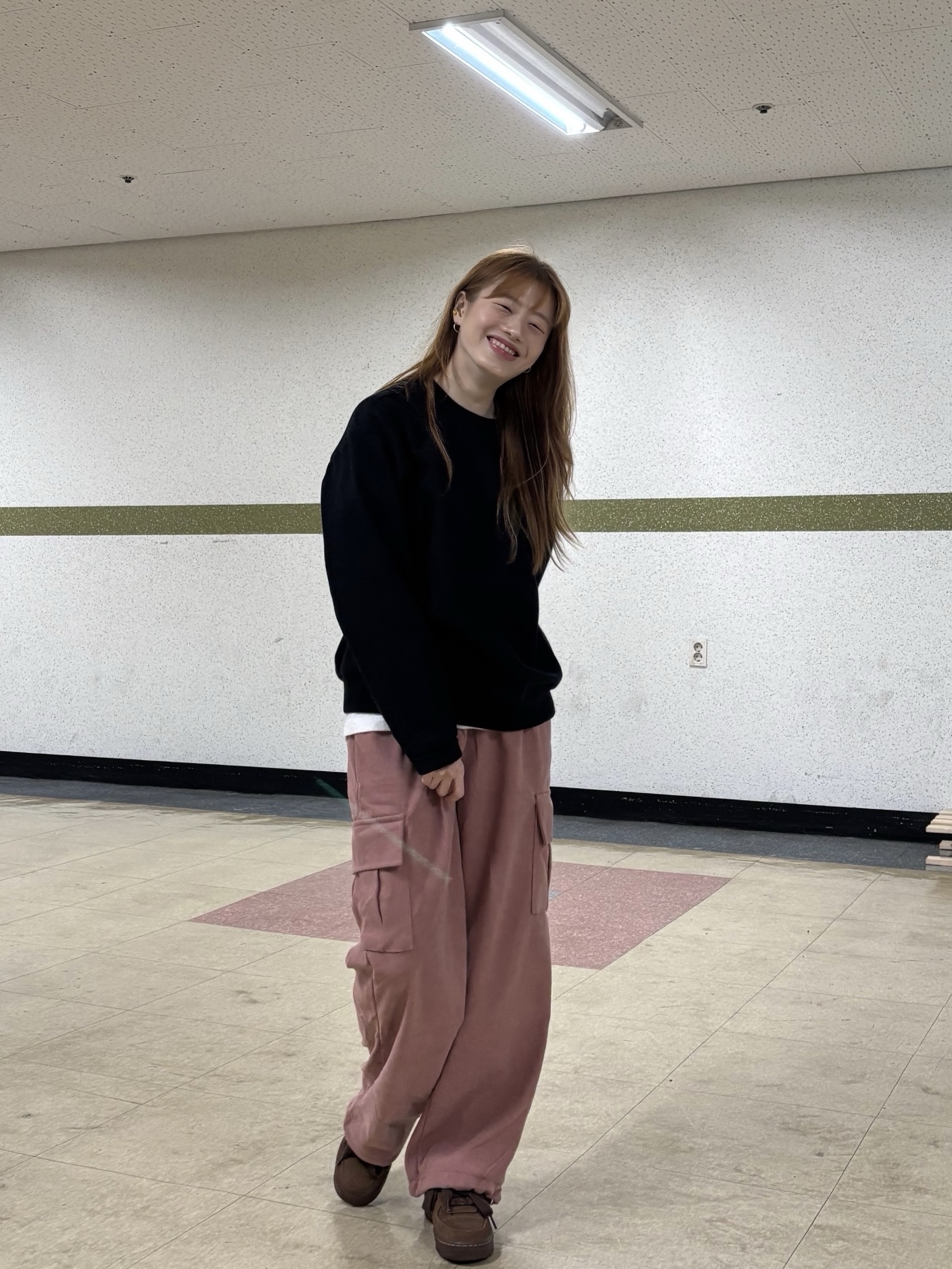 (W) 나이키 에어포스 1 '07 카카오 와우, 칼하트 WIP 아메리칸 스크립트 스웨트셔츠 블랙 착용 스타일 - 5
