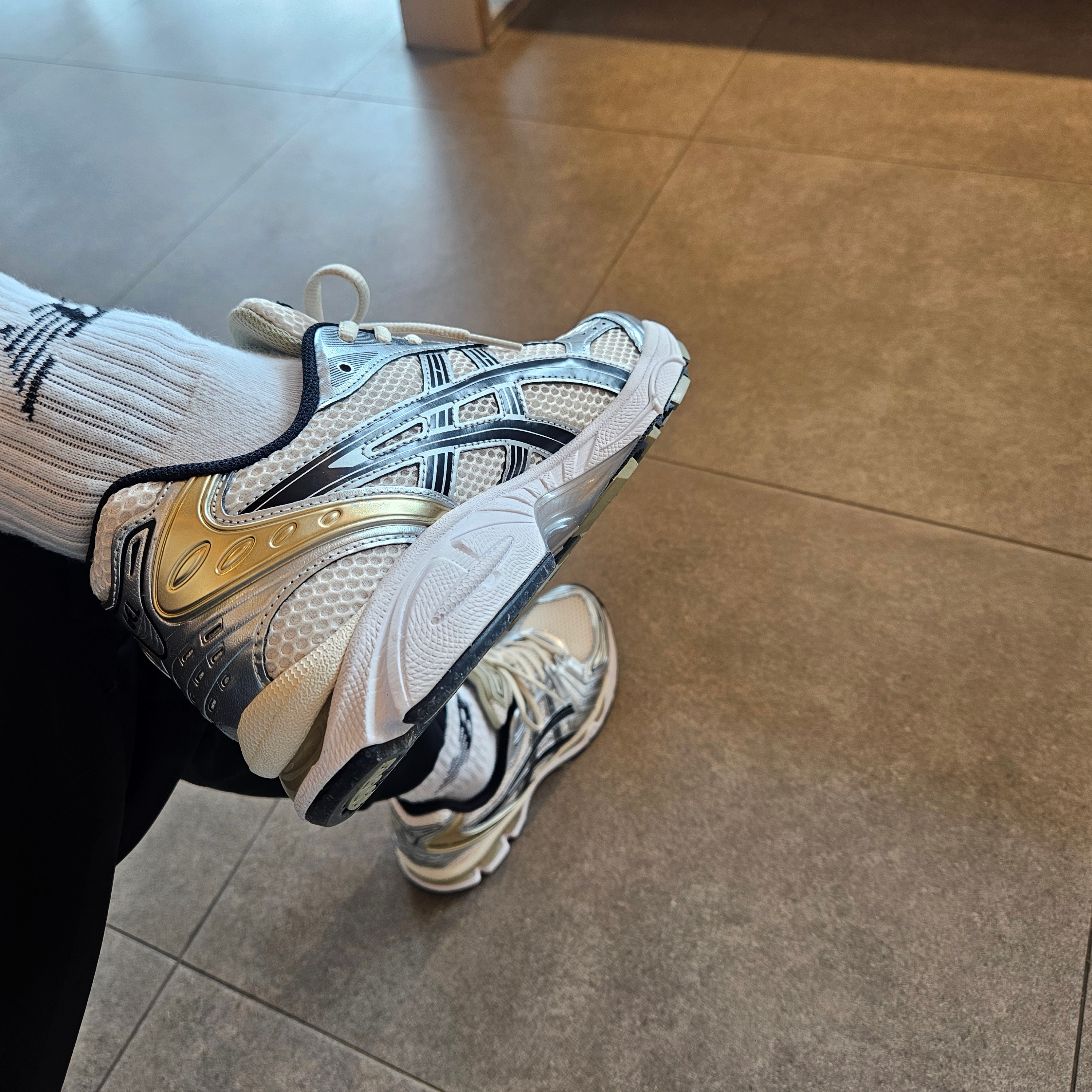 Asics Gel-Kayano 14 Birch Pure Silver 착용 스타일