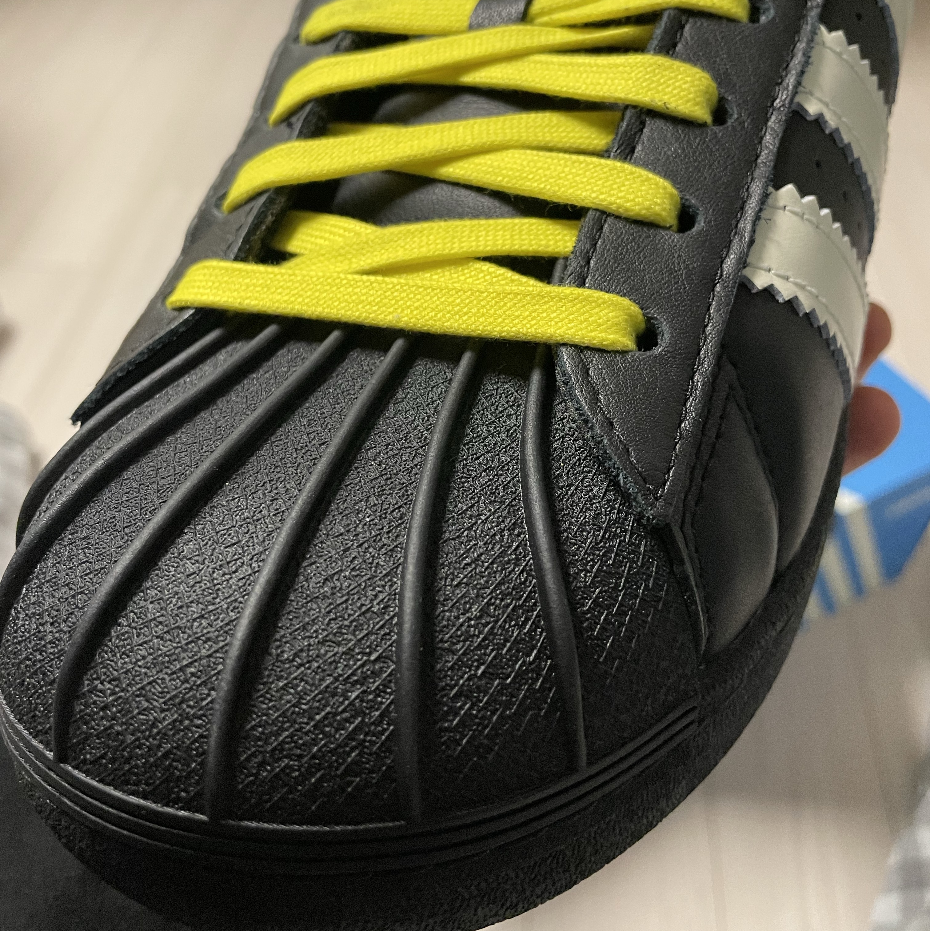 Adidas x Pharrell Williams Virginia Superstar 92 Core Black Sky Rush 착용 스타일 - 4