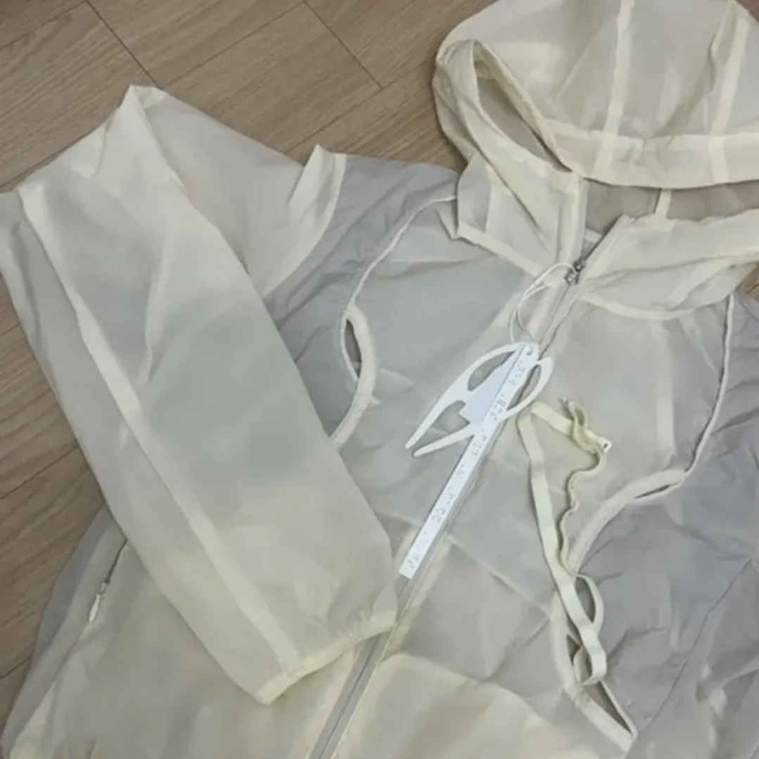 OJOS Inner Strap Light Windbreaker Ivory 착용 스타일