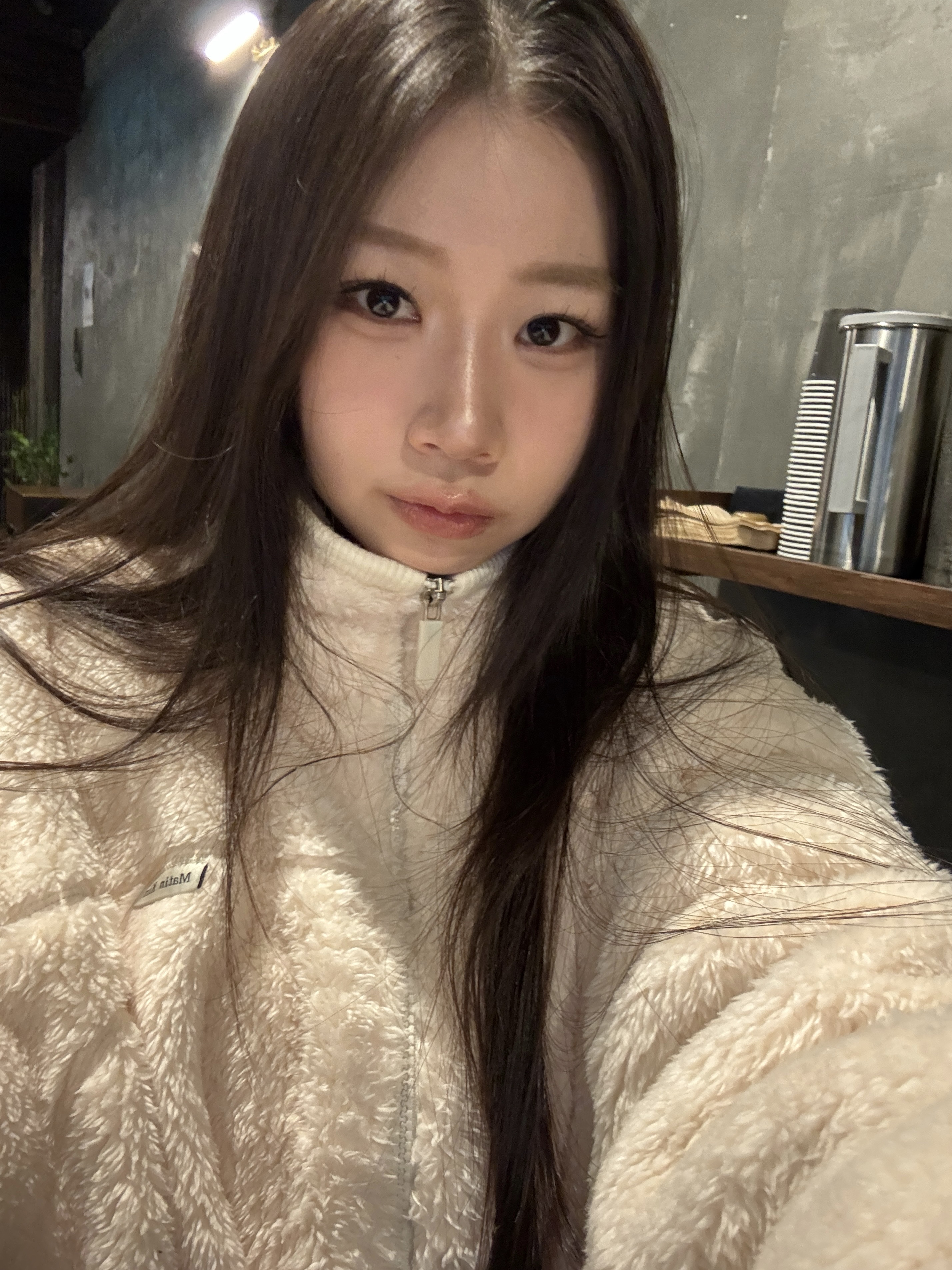 (W) 마뗑킴 백 로고 플리스 점퍼 아이보리 착용 스타일 - 3