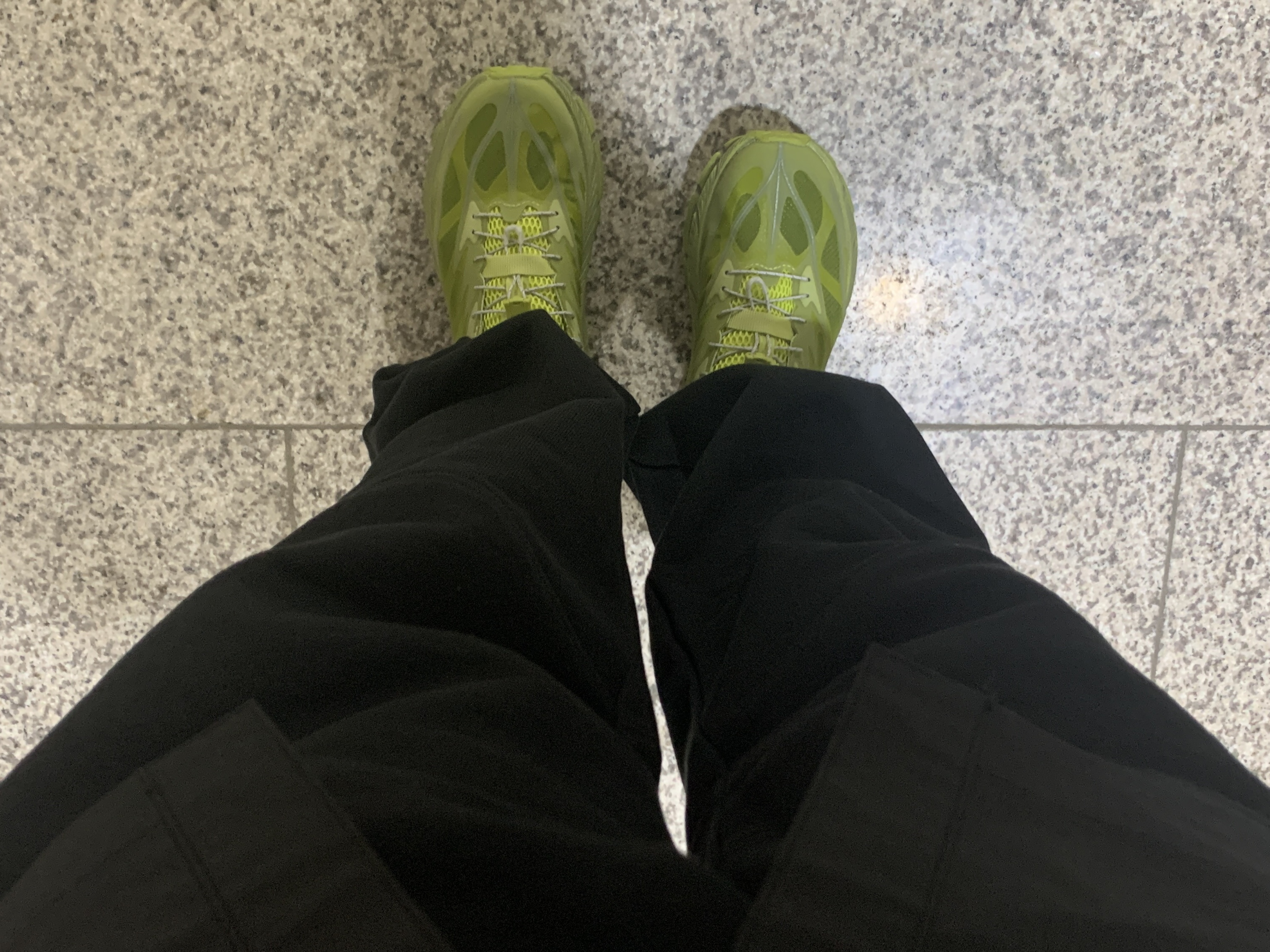 Hoka x Satisfy Mafate Speed 4 Lite Sulfur, Nike x Sacai VaporWaffle String & Black Villain Red 착용 스타일 - 1