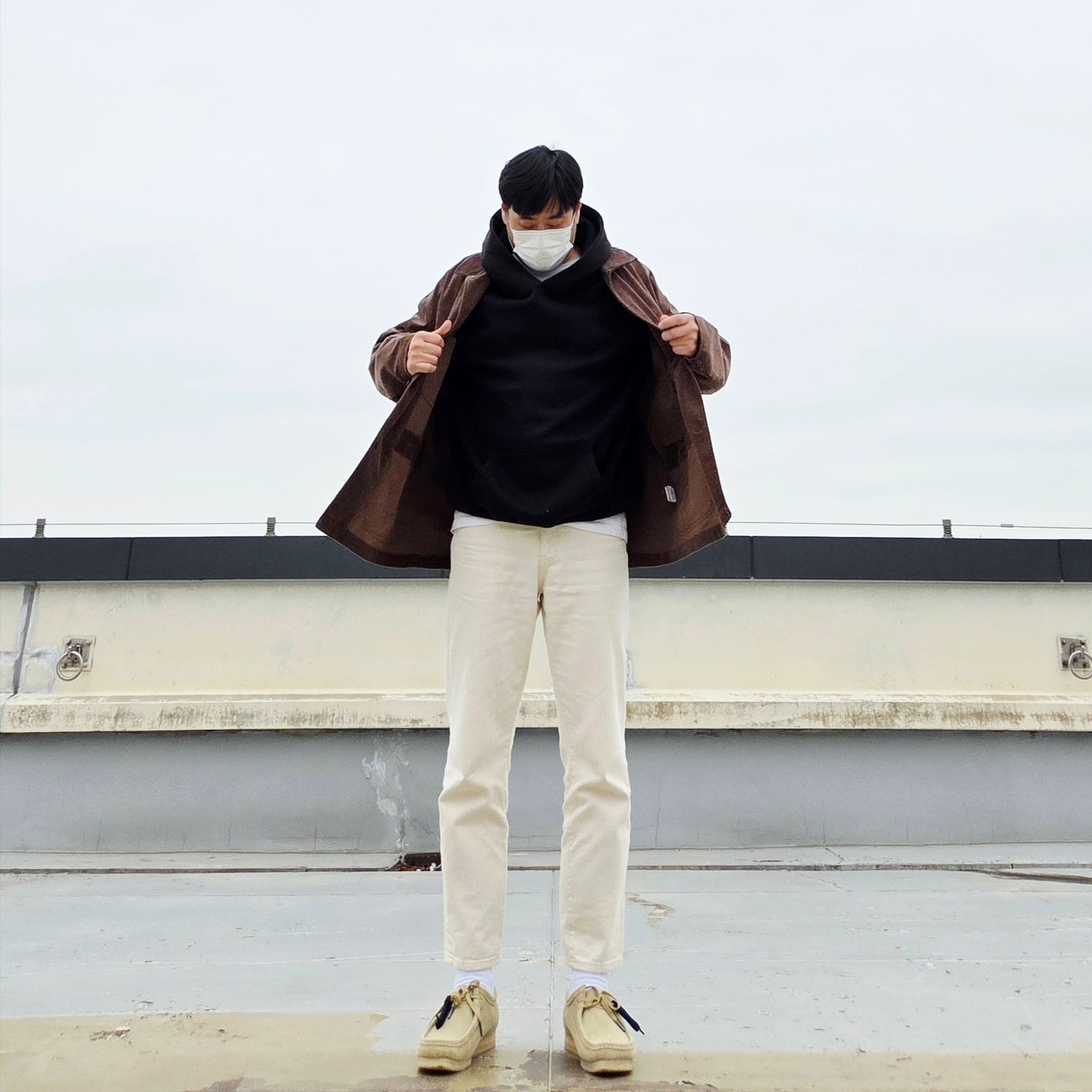 Clarks Wallabee Maple Suede, Essentials Pull-Over Hoodie Black - 21SS 착용 스타일 - 2
