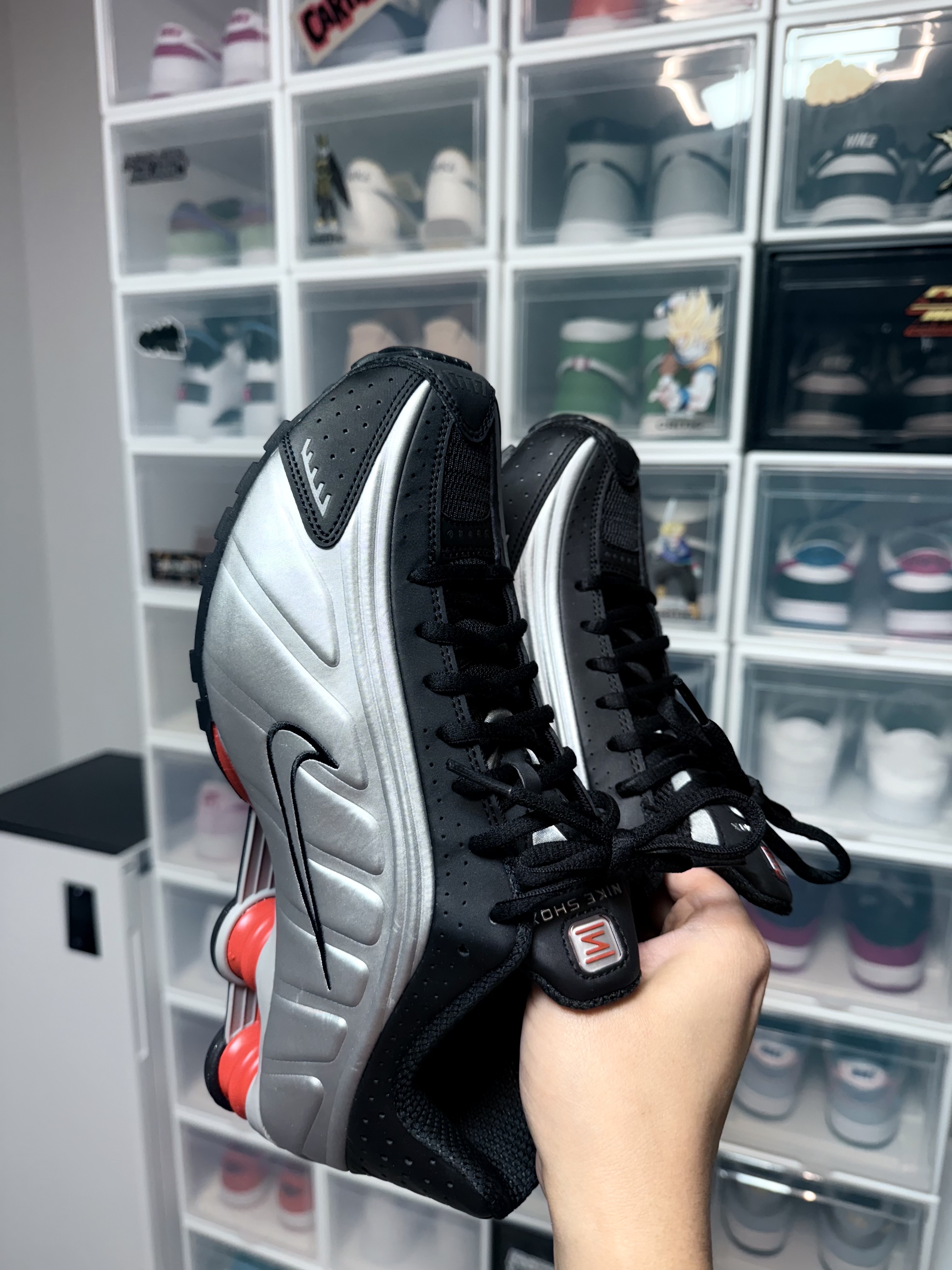 Nike Shox R4 Metallic Silver Red, Dr. Martens 1461 Mono Black 착용 스타일 - 1