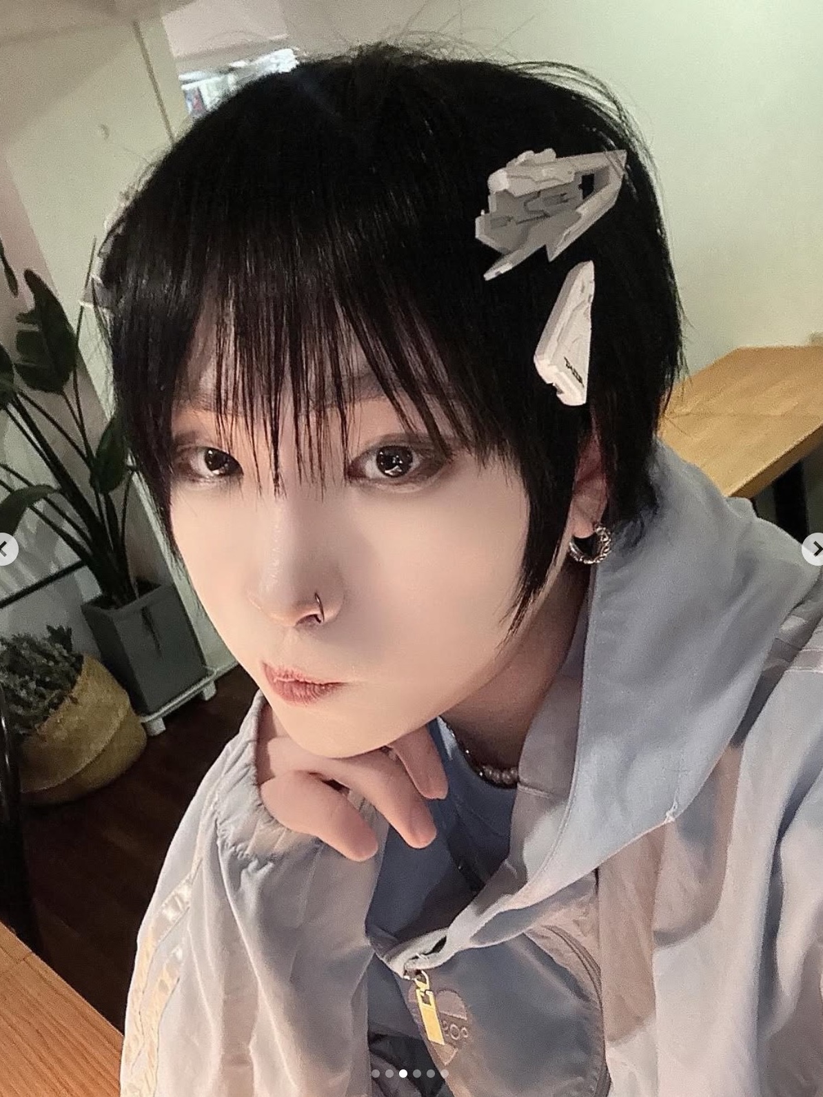 [KREAM 단독] Miuki KairoSync 04 Hair Pin Gray 2ea/set, [KREAM 단독] Miuki KairoSync 01 Hair Pin White 착용 스타일