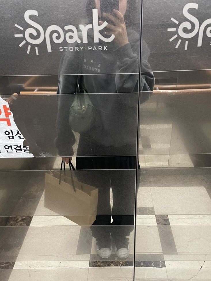 IAB Studio Pigment Hoodie Black, Porter Tanker Duffle Bag L Sage Green 착용 스타일