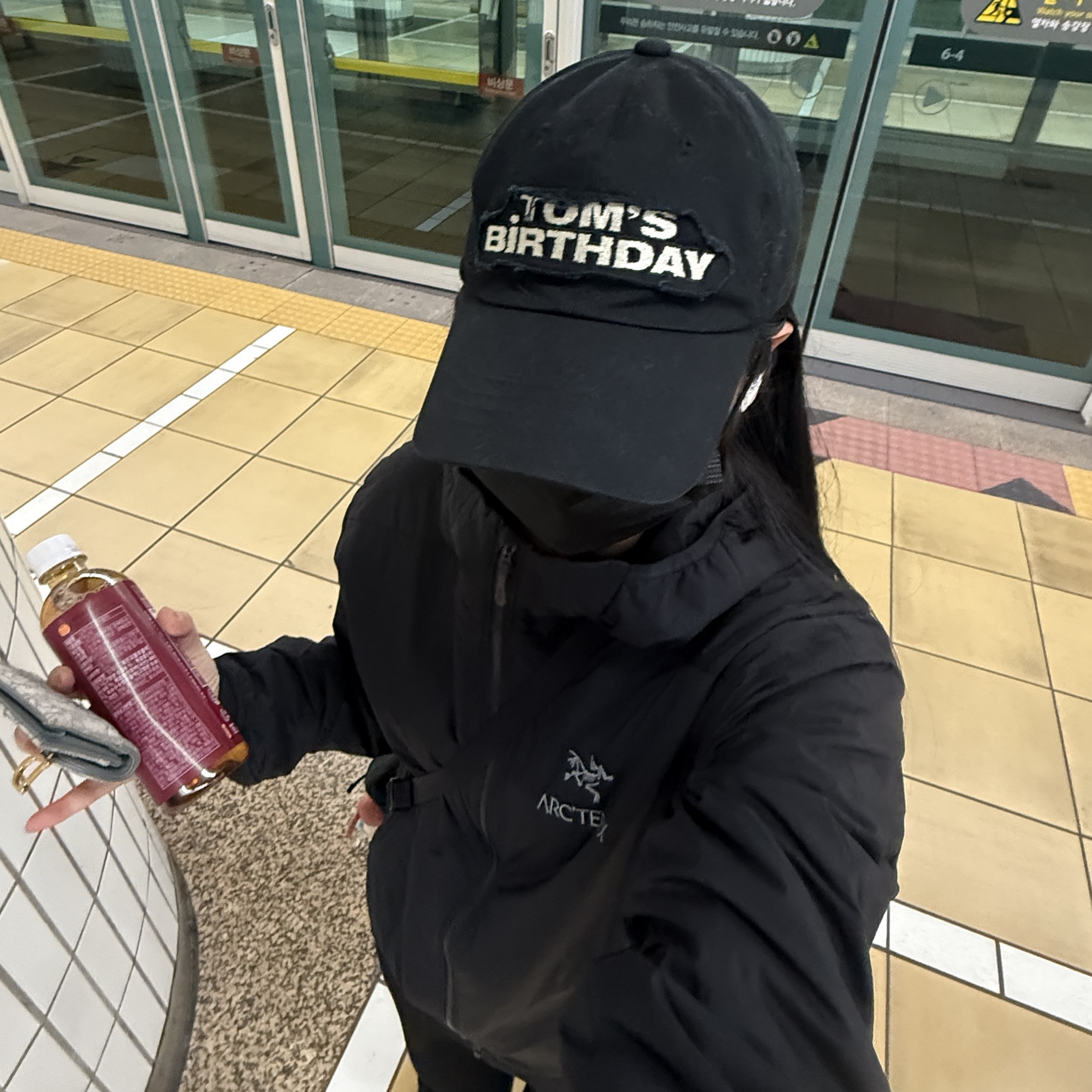 Arc'teryx Atom Hoody Black, Arc'teryx Mantis 1 Waistpack Black II 착용 스타일 - 1