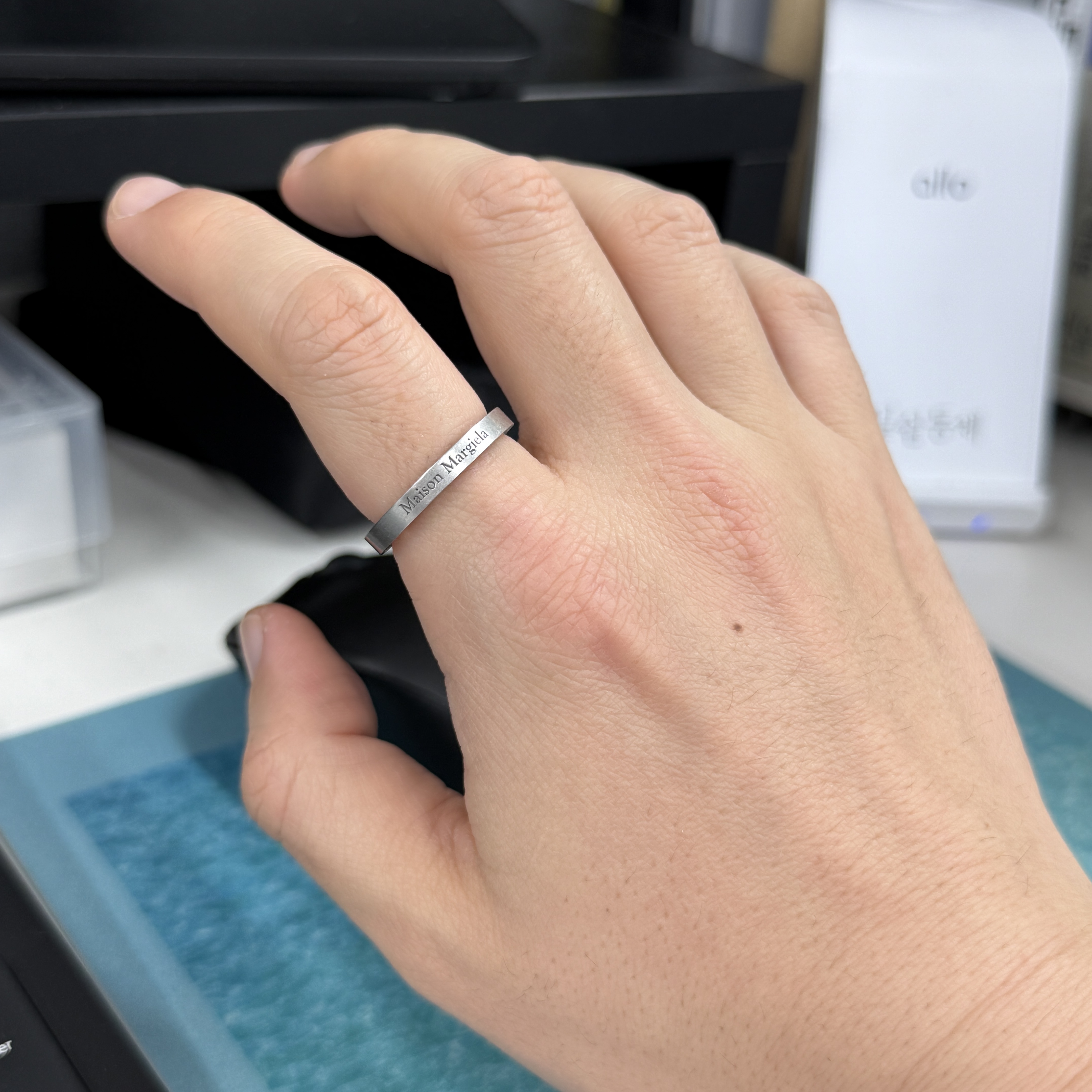 Maison Margiela Logo Ring Palladium 착용 스타일
