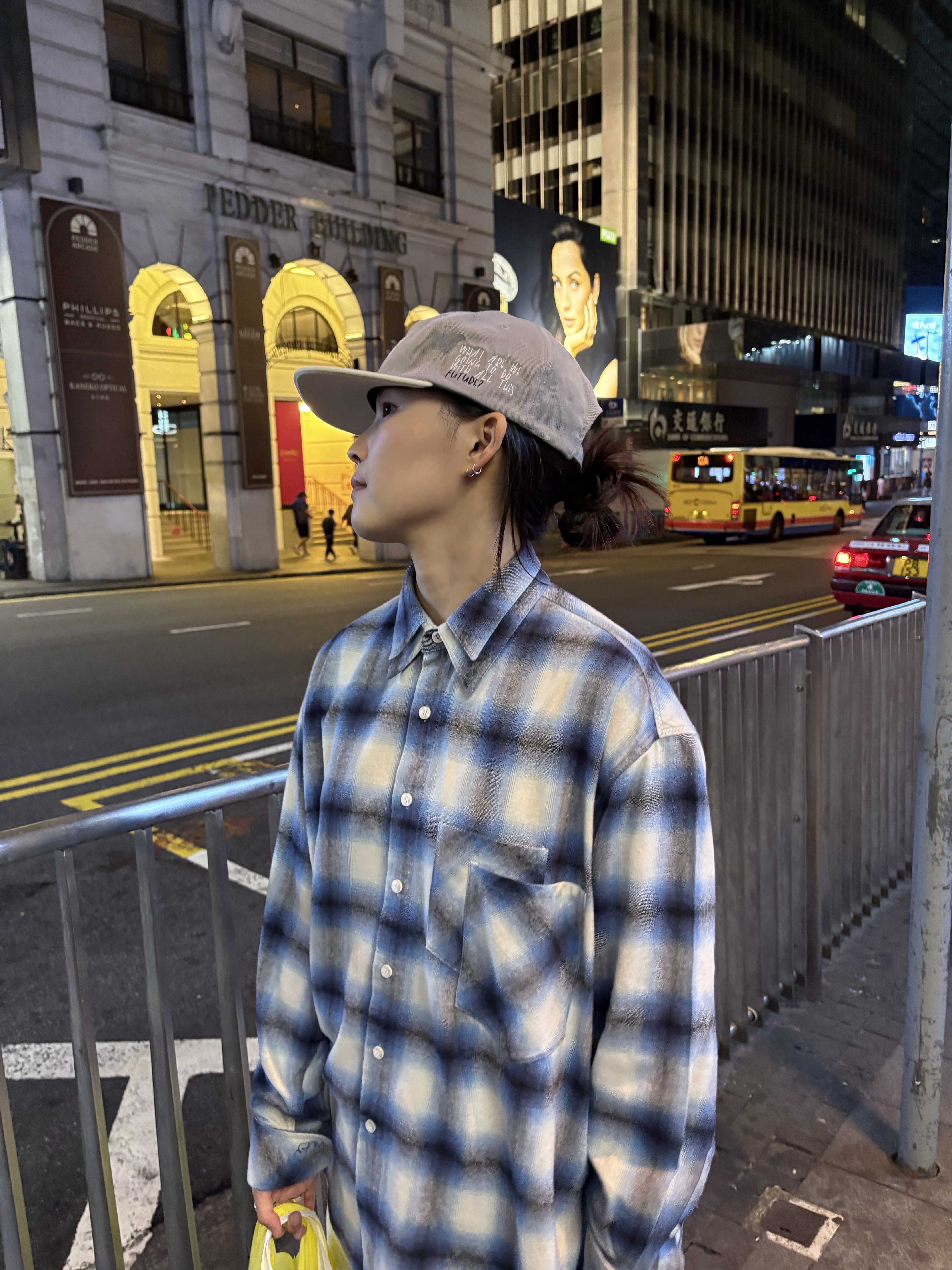 휴이 더블 체크 셔츠 블루, 휴이 H 패치 투톤 캡 그레이 착용 스타일 - 4
