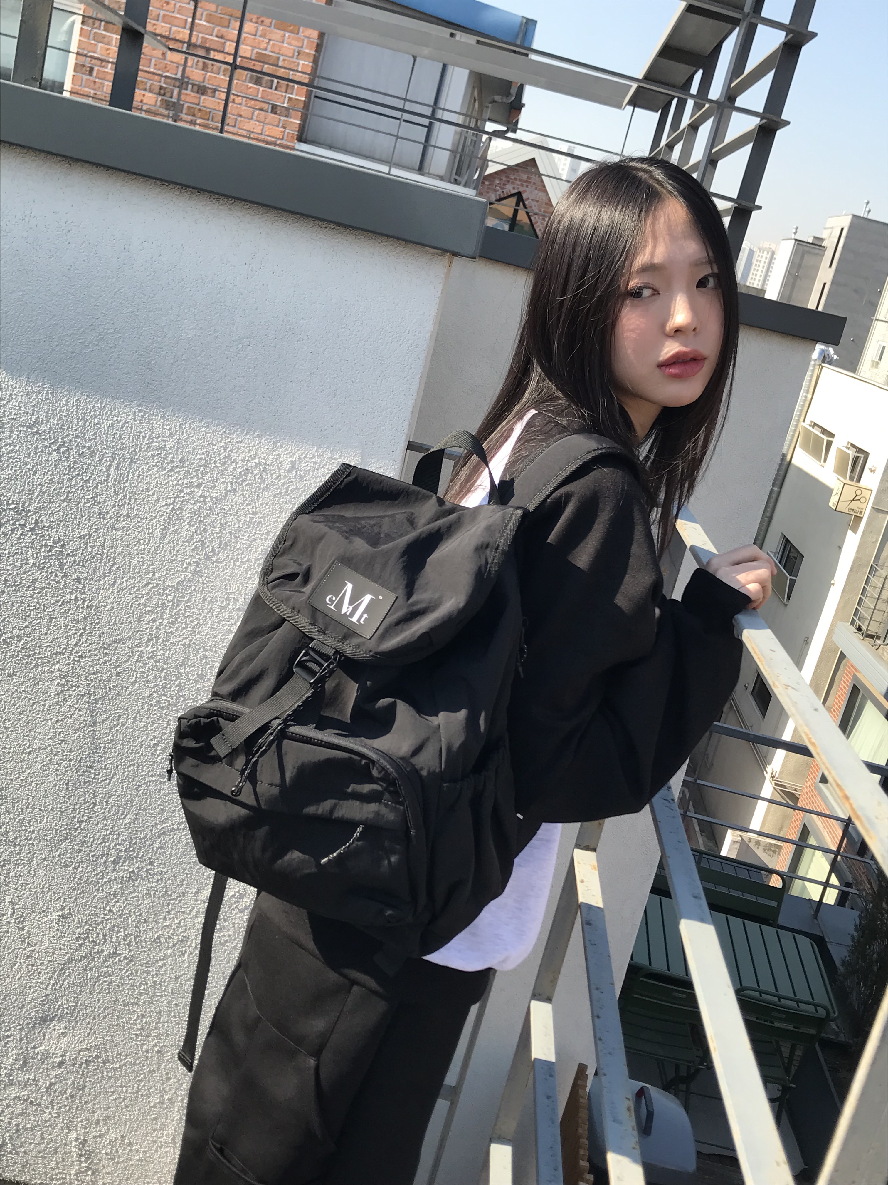 MUCENT Nove Wide Pocket Back Pack Black, MUCENT Heart Lettering Raglan Mtm Black Oatmeal 착용 스타일 - 1