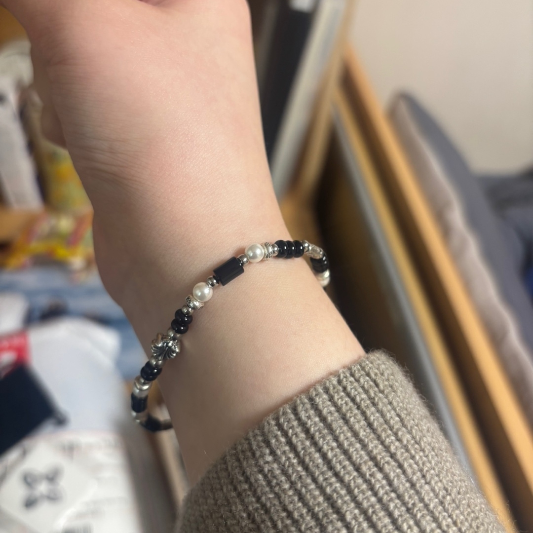 [KREAM 단독] Scudo Shell Black Pearl Beads Bracelet 착용 스타일