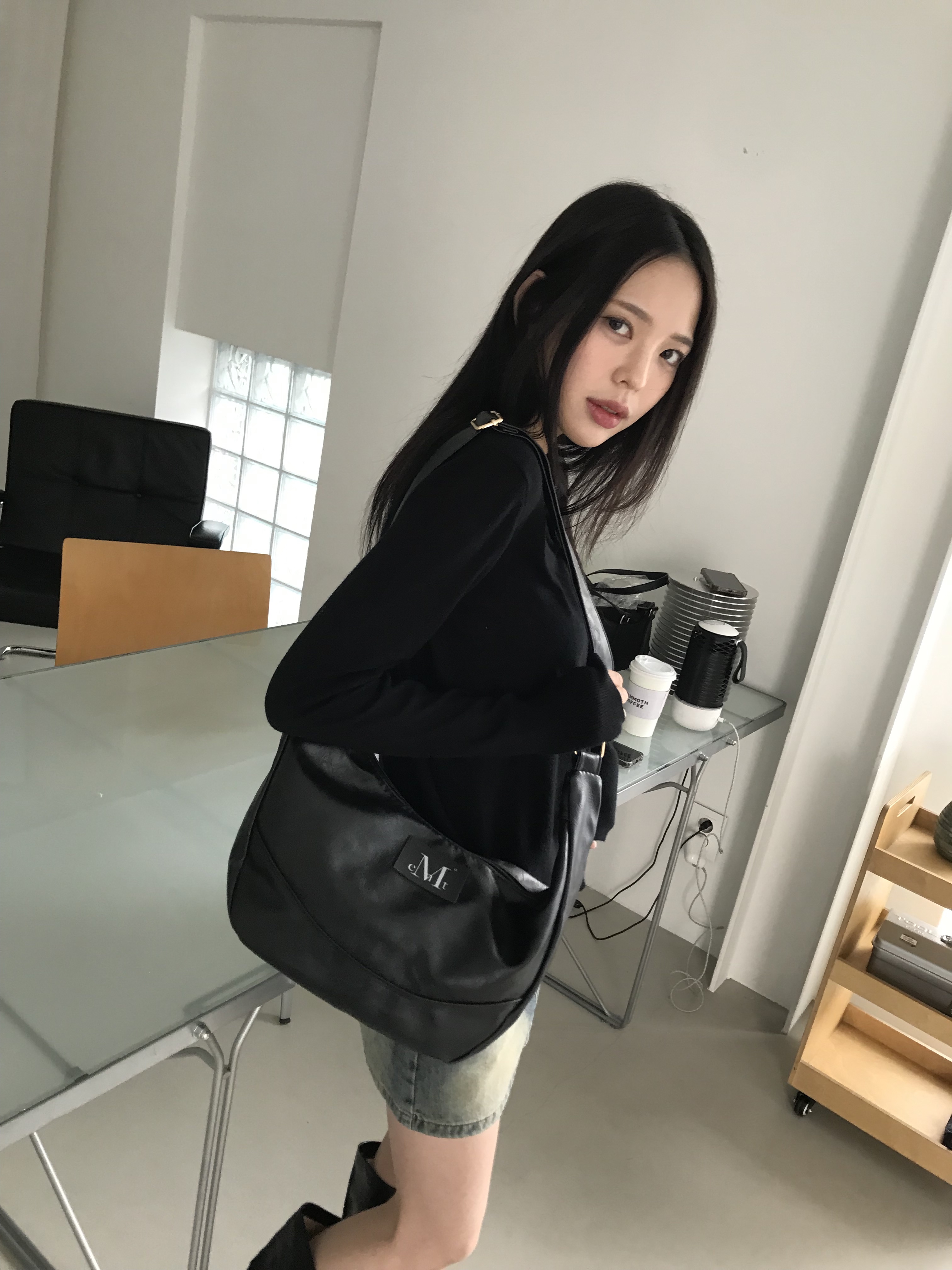 MUCENT Croia One Buckle Leather Shoulder Bag Black 착용 스타일 - 2