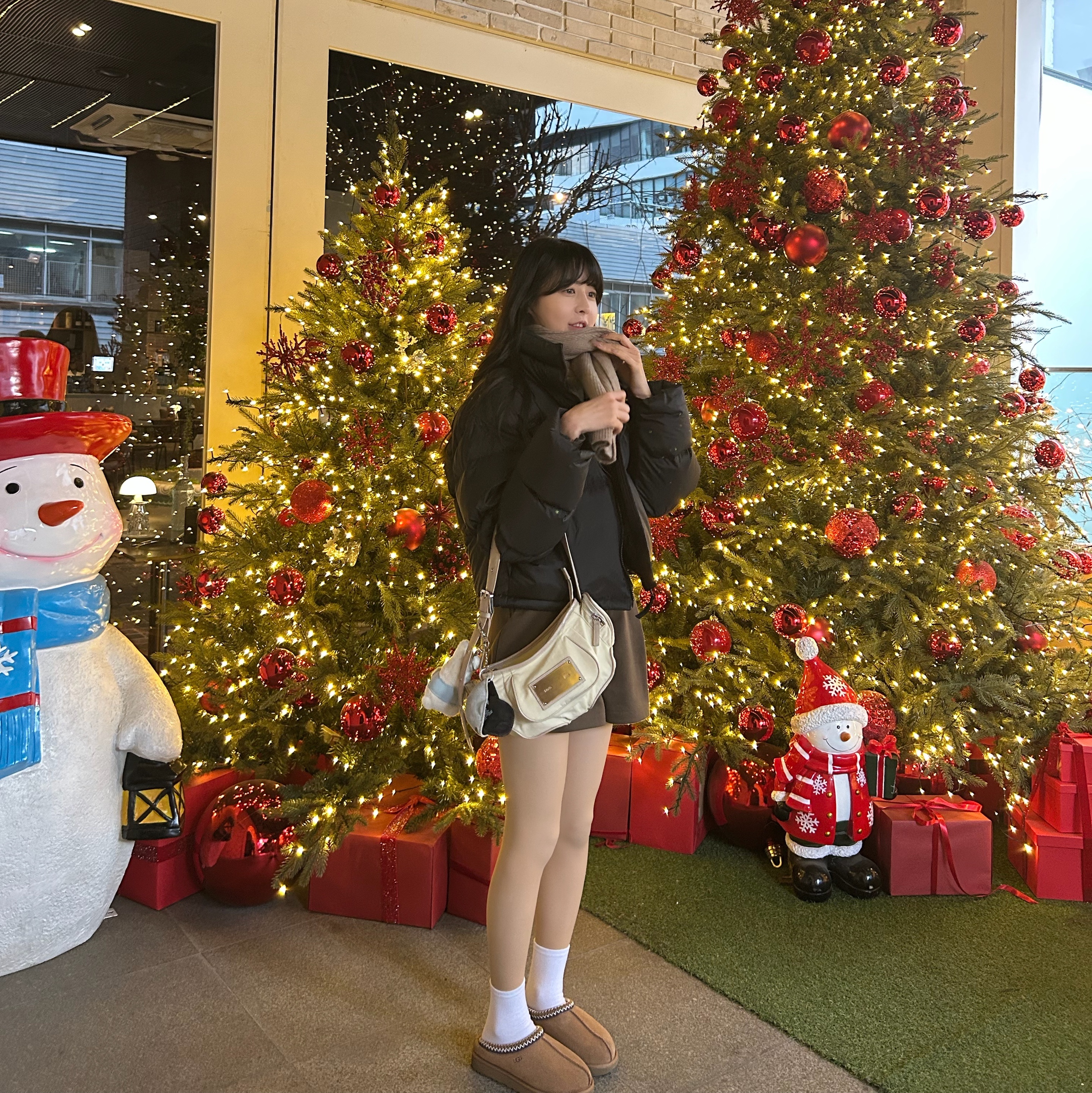 (W) UGG Tasman Slipper Chestnut, Matin Kim Madeleine Round Bag Light Beige 착용 스타일 - 2