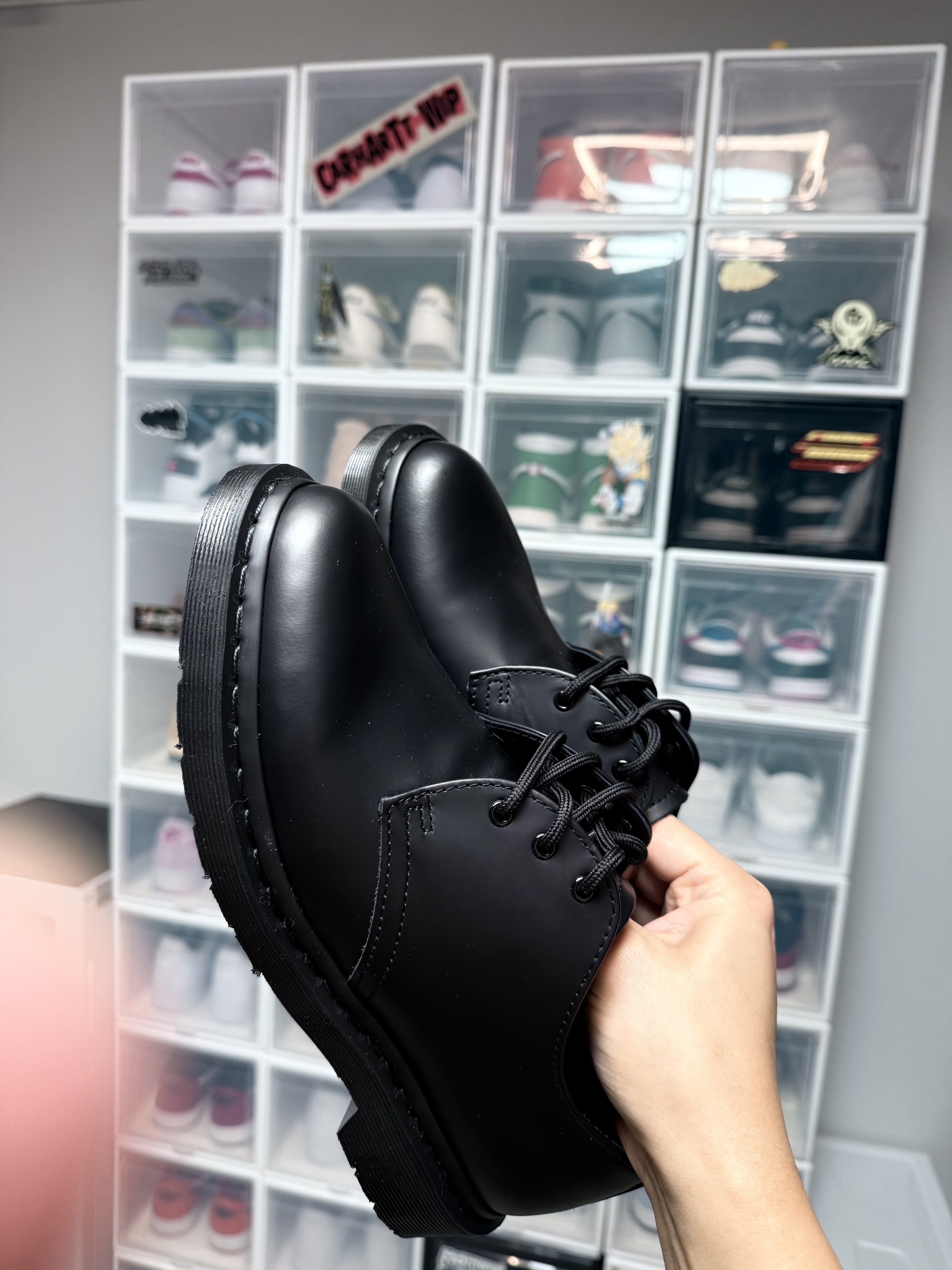 Nike Shox R4 Metallic Silver Red, Dr. Martens 1461 Mono Black 착용 스타일 - 2