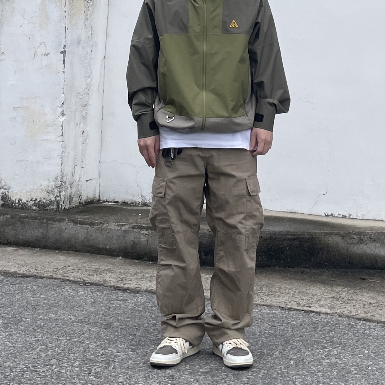 Jordan 1 x Travis Scott Retro Low OG SP Sail and Ridgerock, Nike ACG Storm-Fit ADV Cascade Rains Full Zip Shell Jacket Medium Olive - Asia 착용 스타일