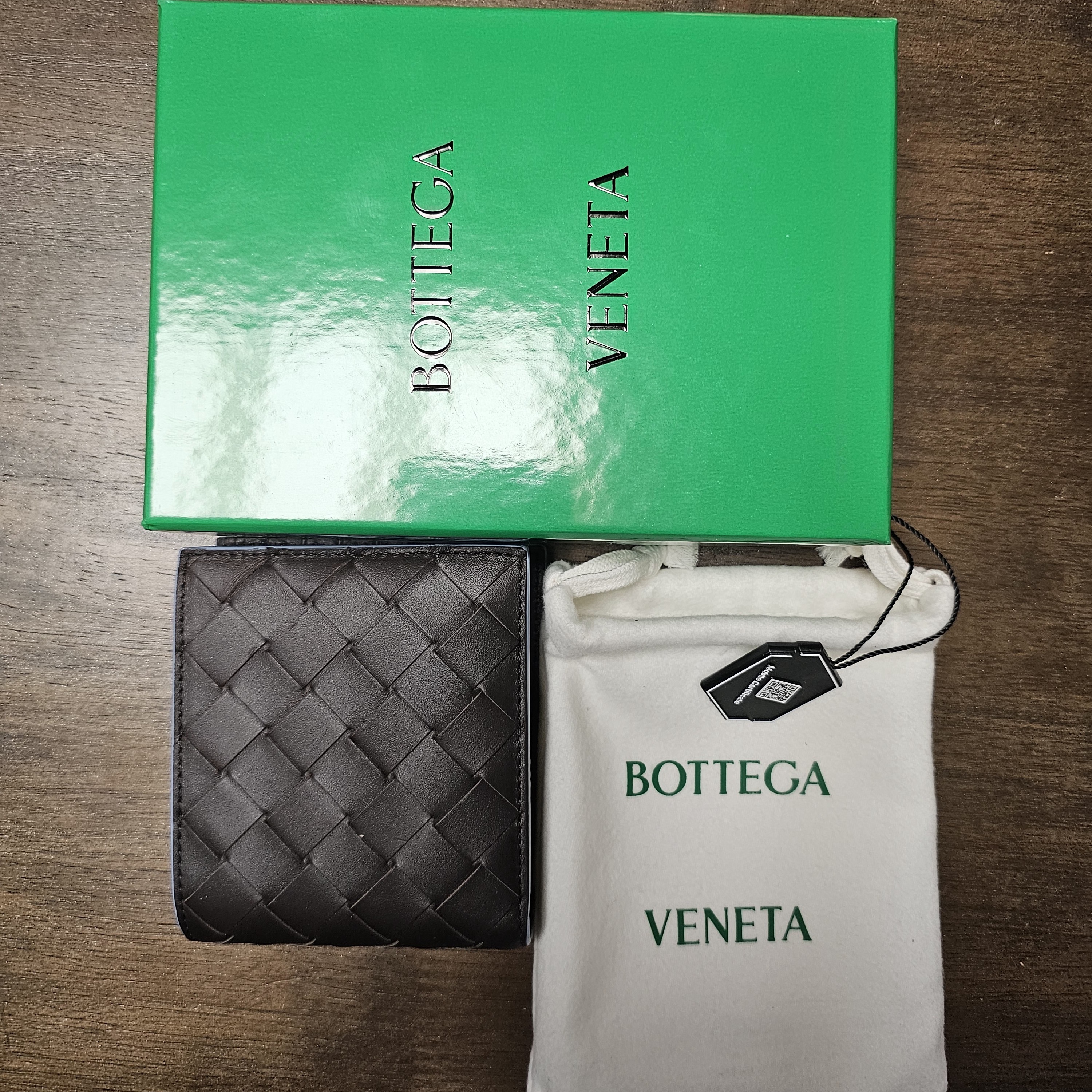 Bottega Veneta Intrecciato Bi-Fold Wallet Fondant Ice 착용 스타일