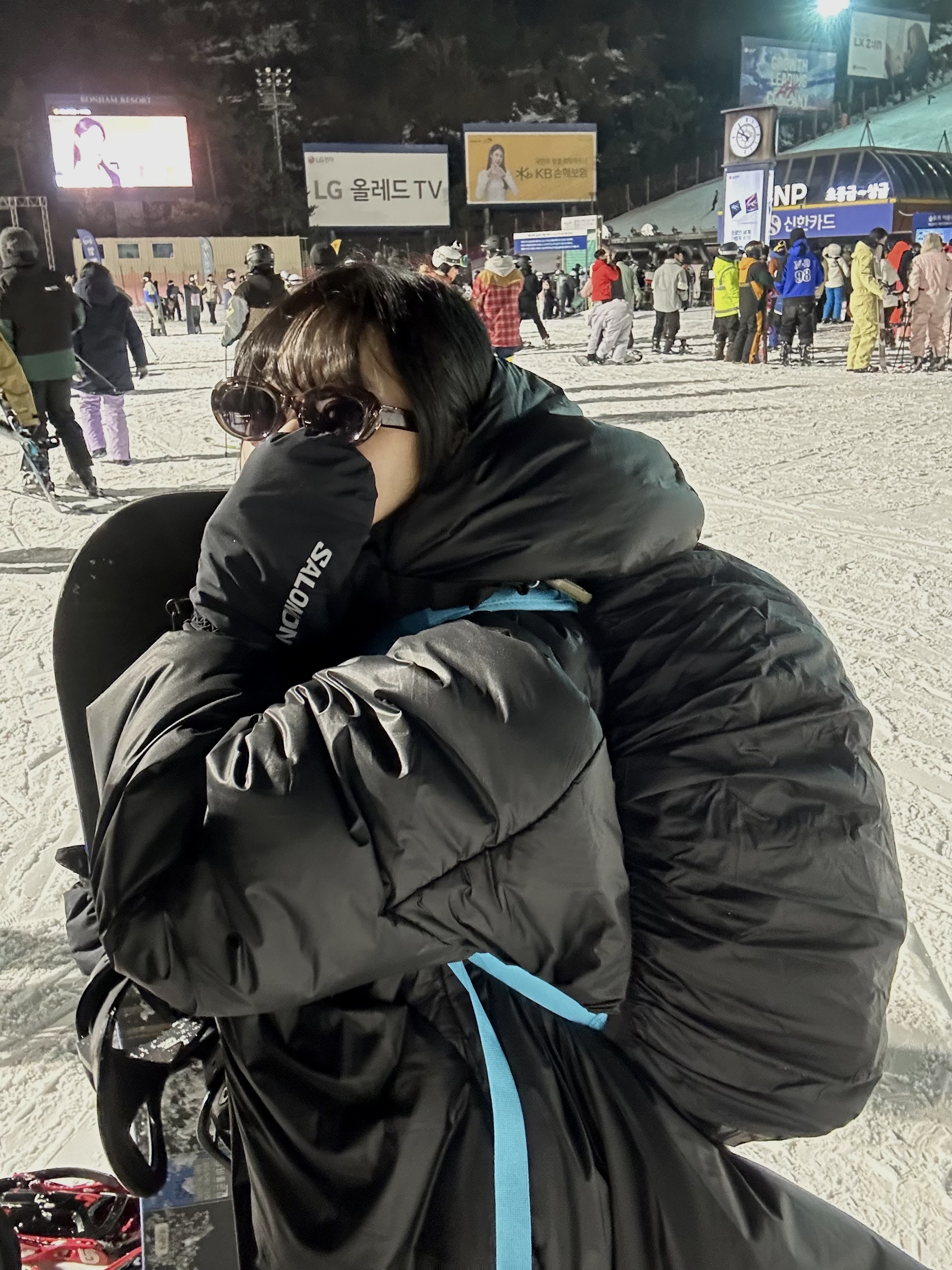 Yeezy Gap Engineered By Balenciaga T-Cut Puffer Parka Black, Nike Academy Team Backpack 30L Blue Fury Black 착용 스타일