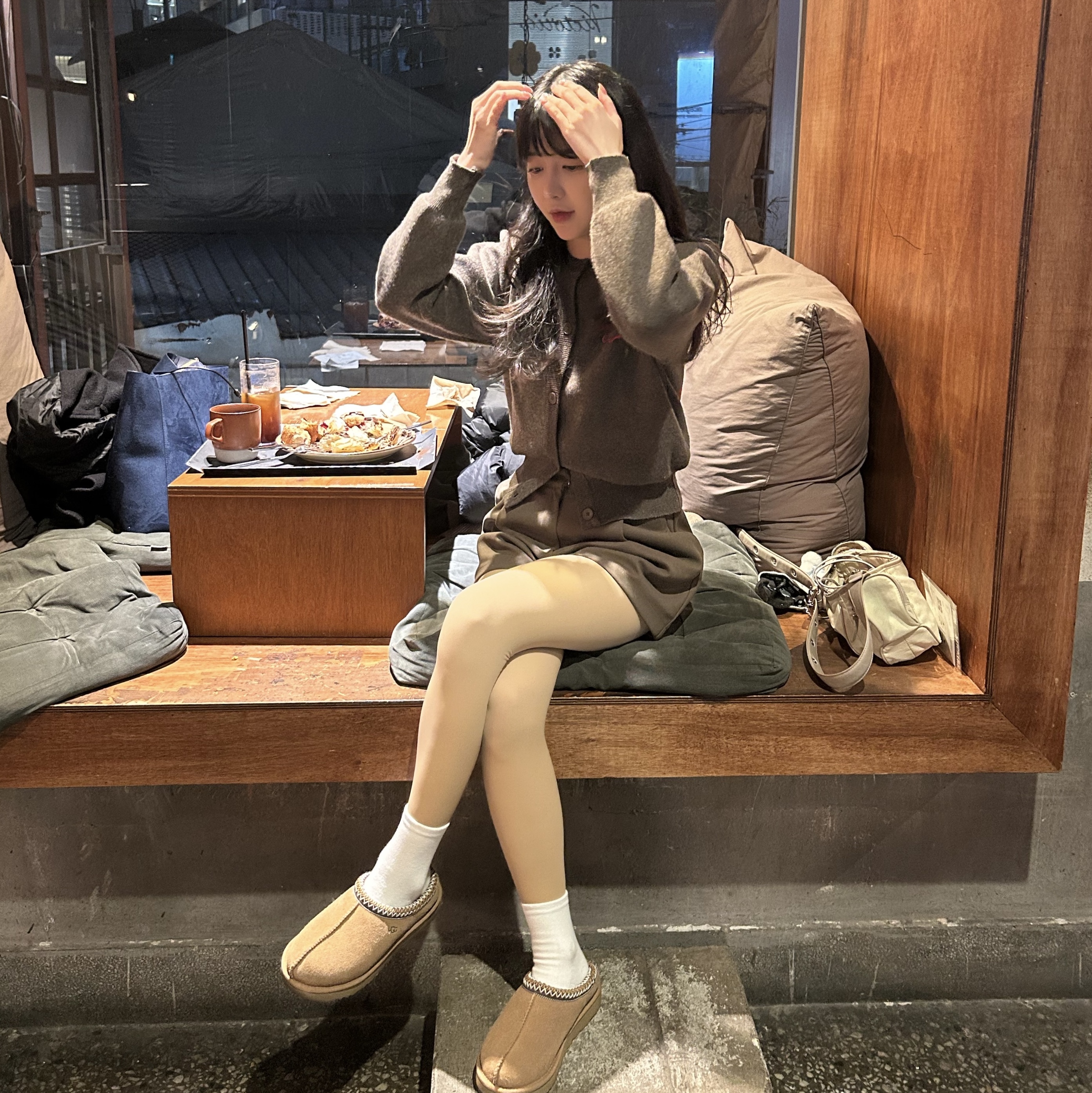 (W) UGG Tasman Slipper Chestnut, Matin Kim Madeleine Round Bag Light Beige 착용 스타일 - 5