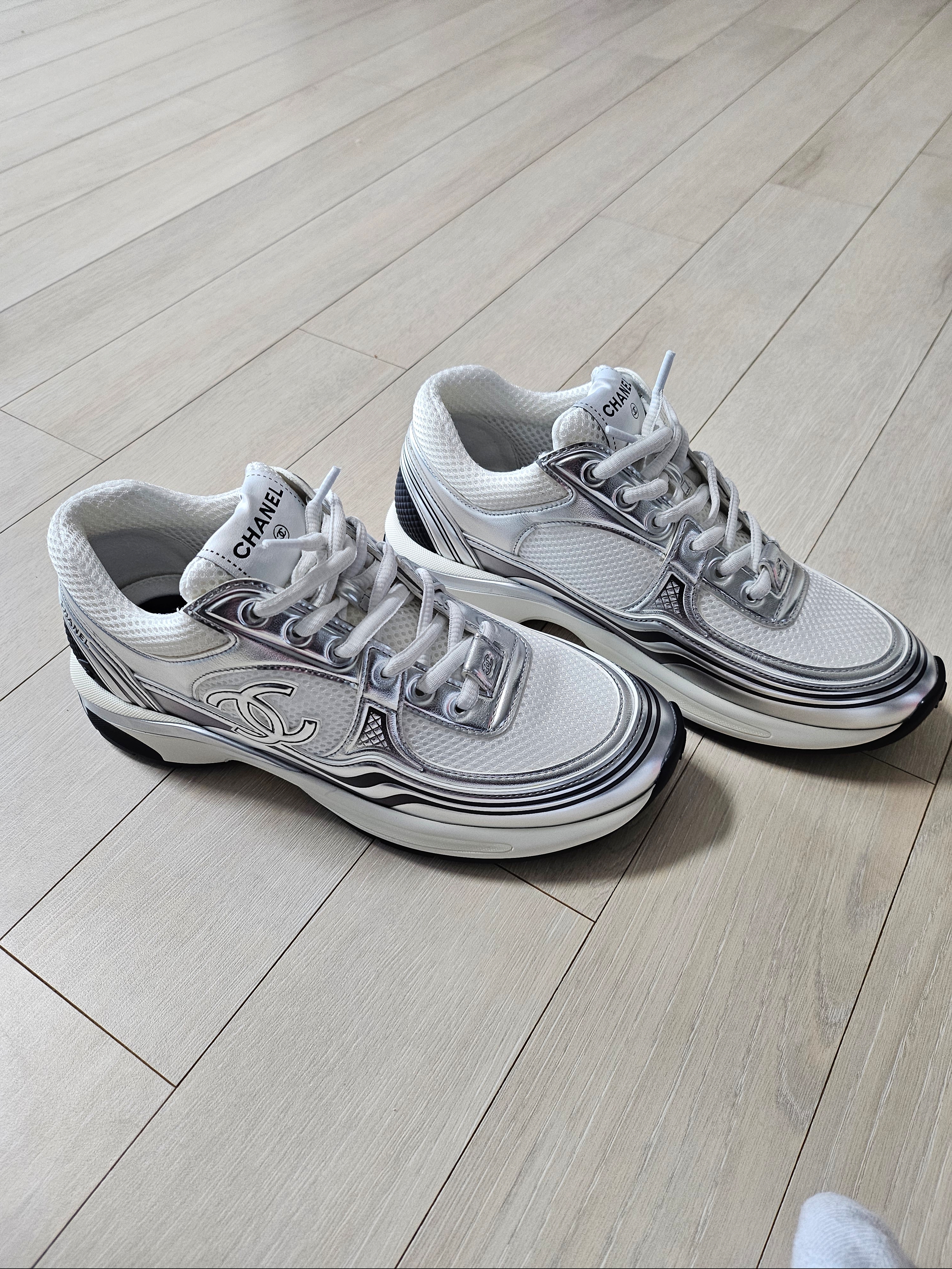 (W) Chanel Sneakers Fabric Laminated & White Silver 착용 스타일