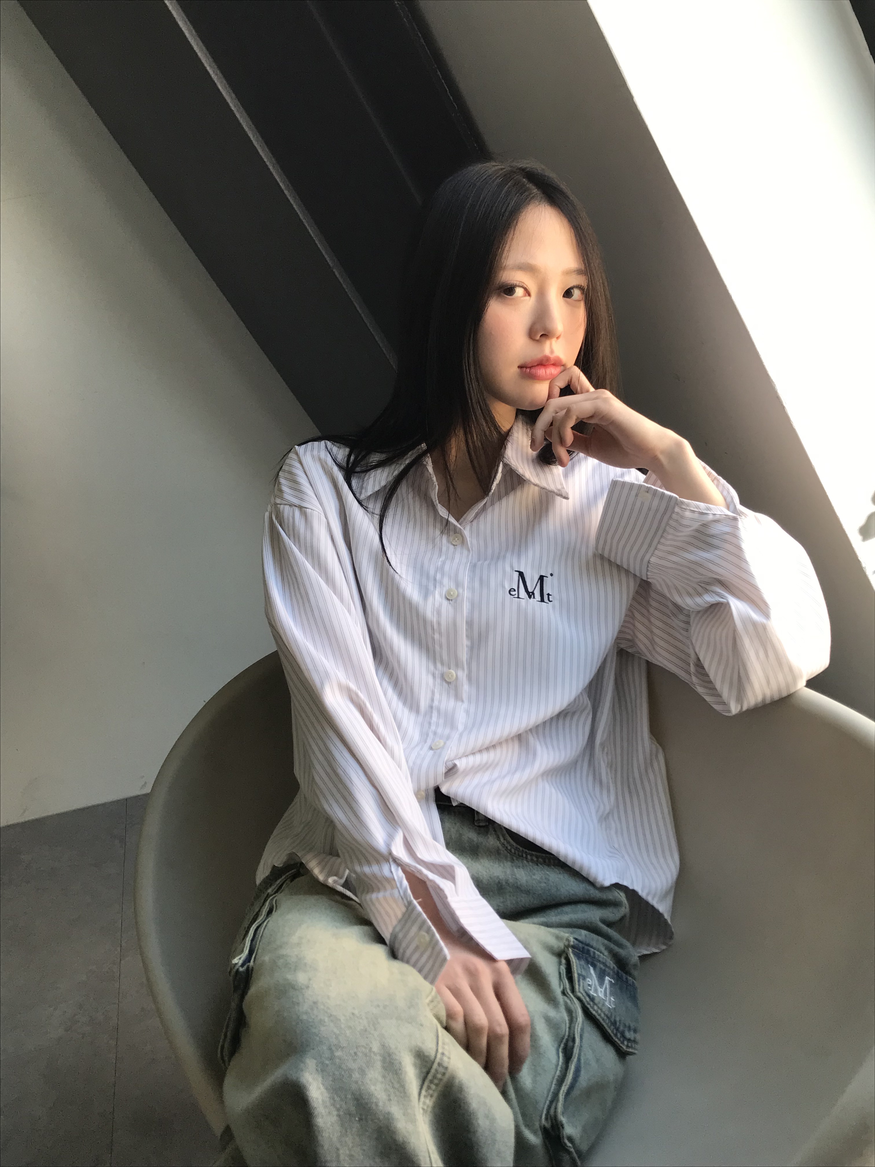 무센트 보나 시그니처 스트라이프 셔츠 라이트 베이지, 무센트 롤리 롱 카고 데님 스커트 데님 착용 스타일 - 2