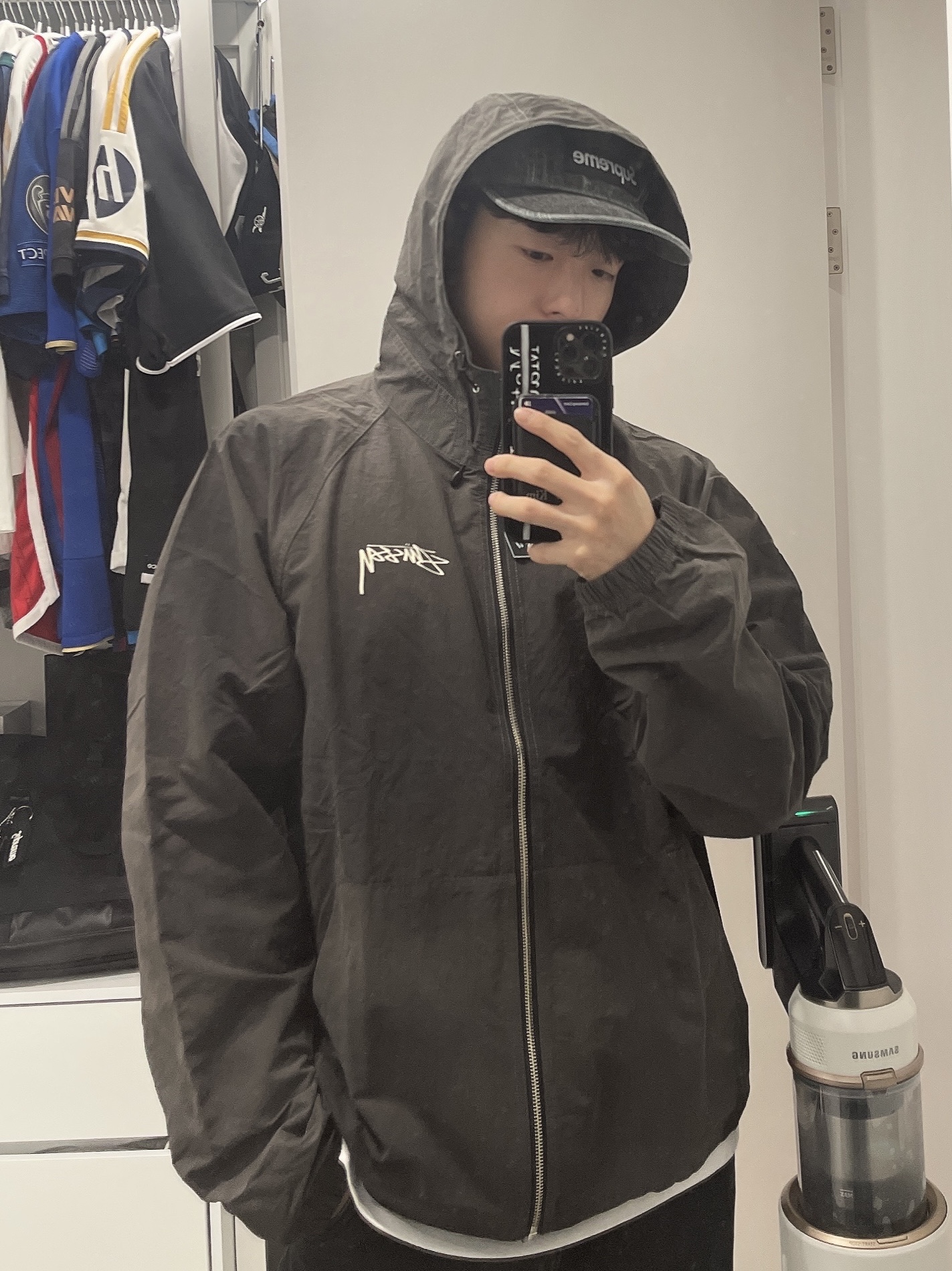 슈프림 코티드 데님 캠프캡 블랙 - 24SS, 스투시 웨이브 다이 비치 쉘 자켓 블랙 착용 스타일 - 2