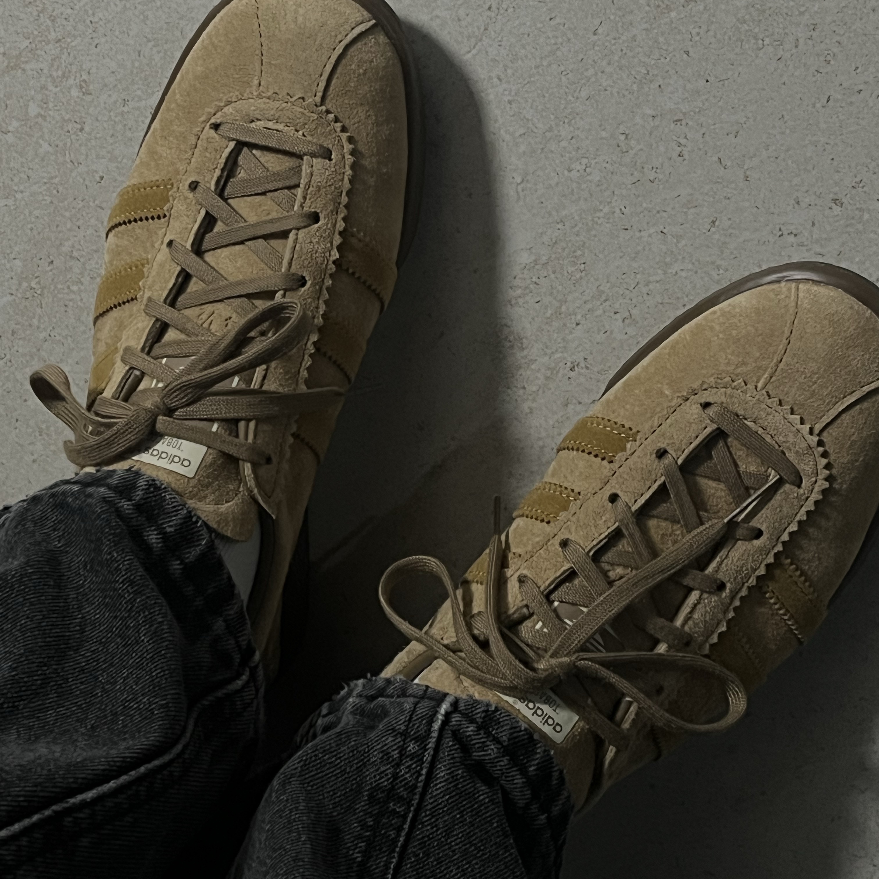 Adidas Tobacco Pantone Mesa 착용 스타일