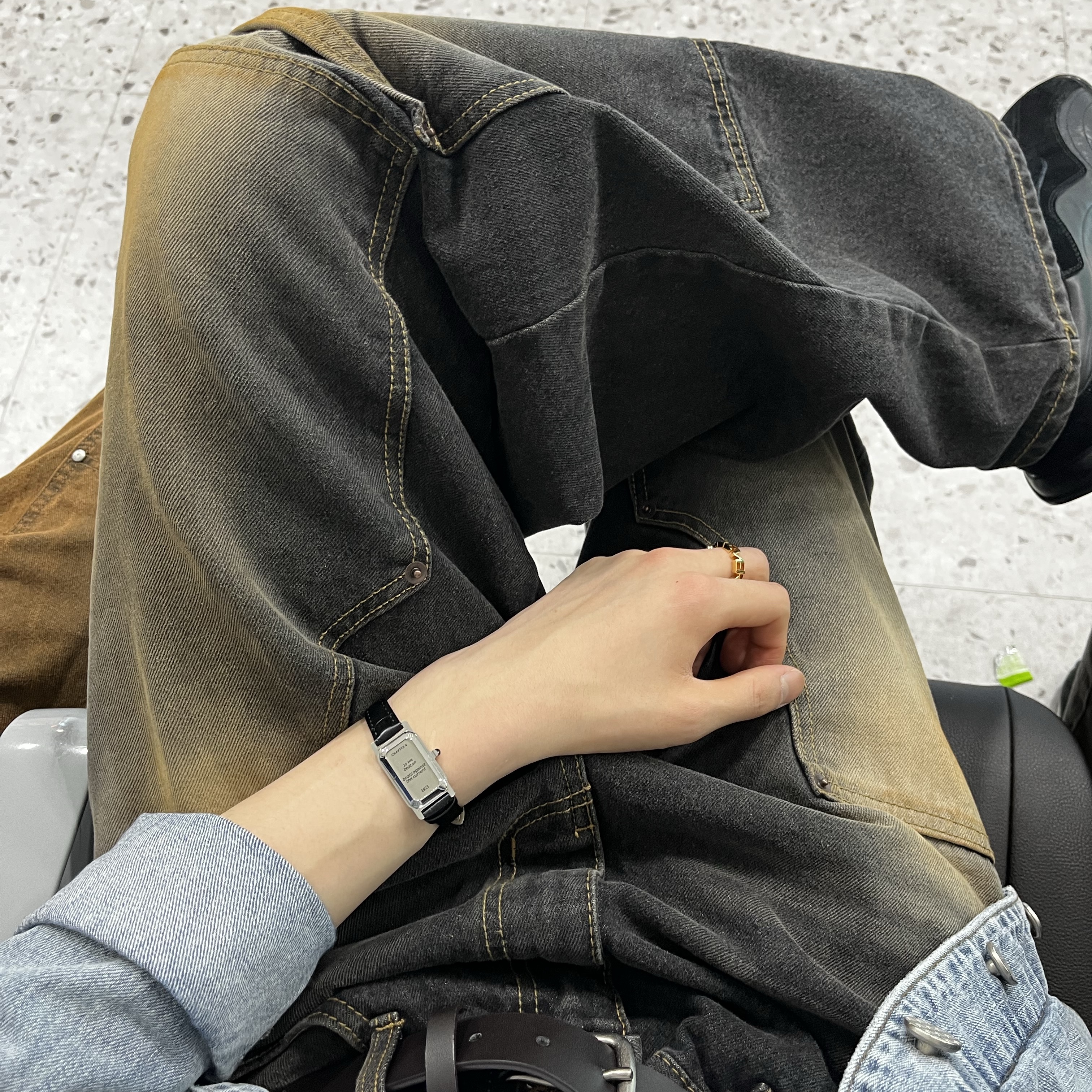 Pemont Square Black, Versace Logo Ring Gold 착용 스타일