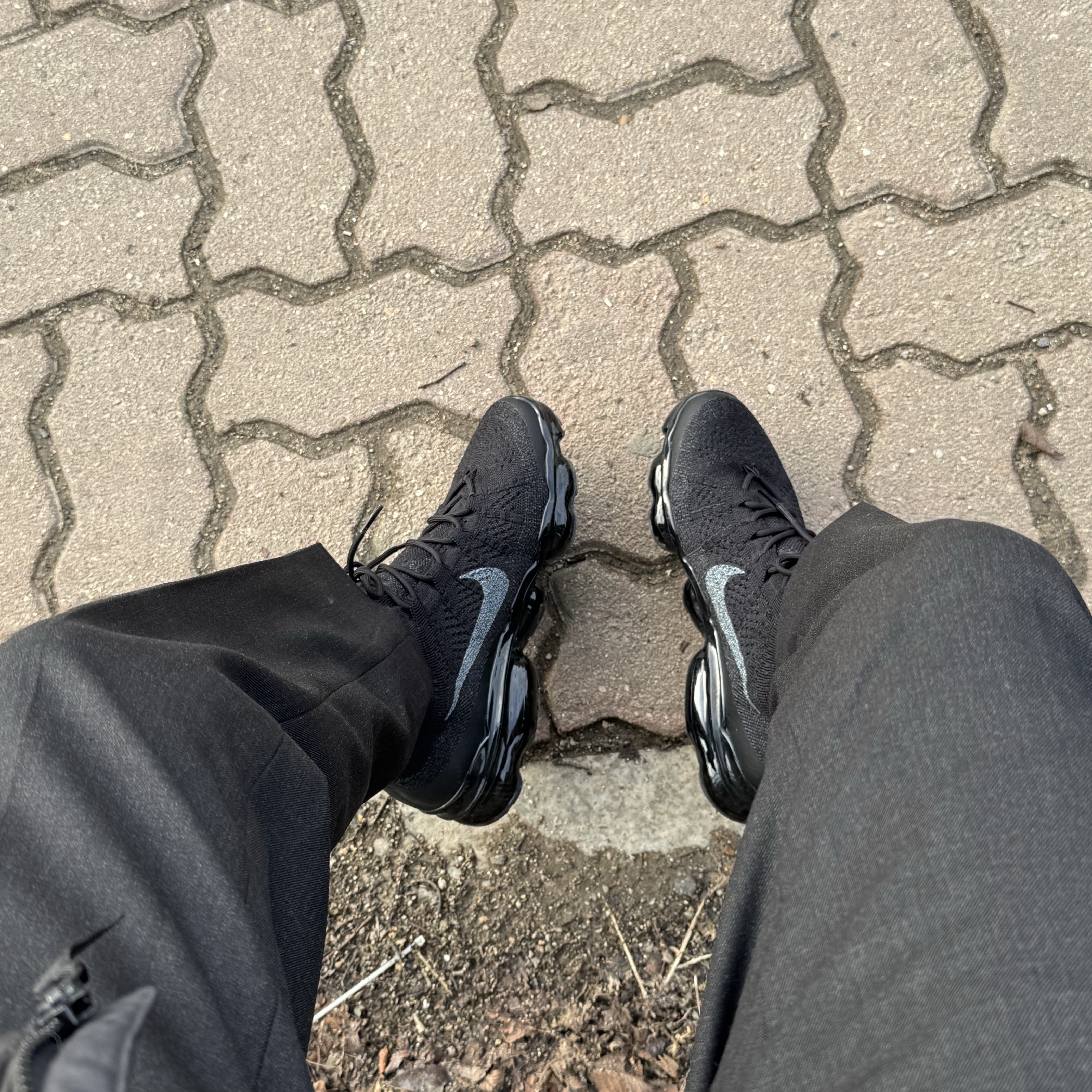 Nike Air VaporMax 2023 Flyknit Triple Black, Yeezy x Gosha Rubchinskiy YZY Black Dogs Hoodie Heather Grey 착용 스타일