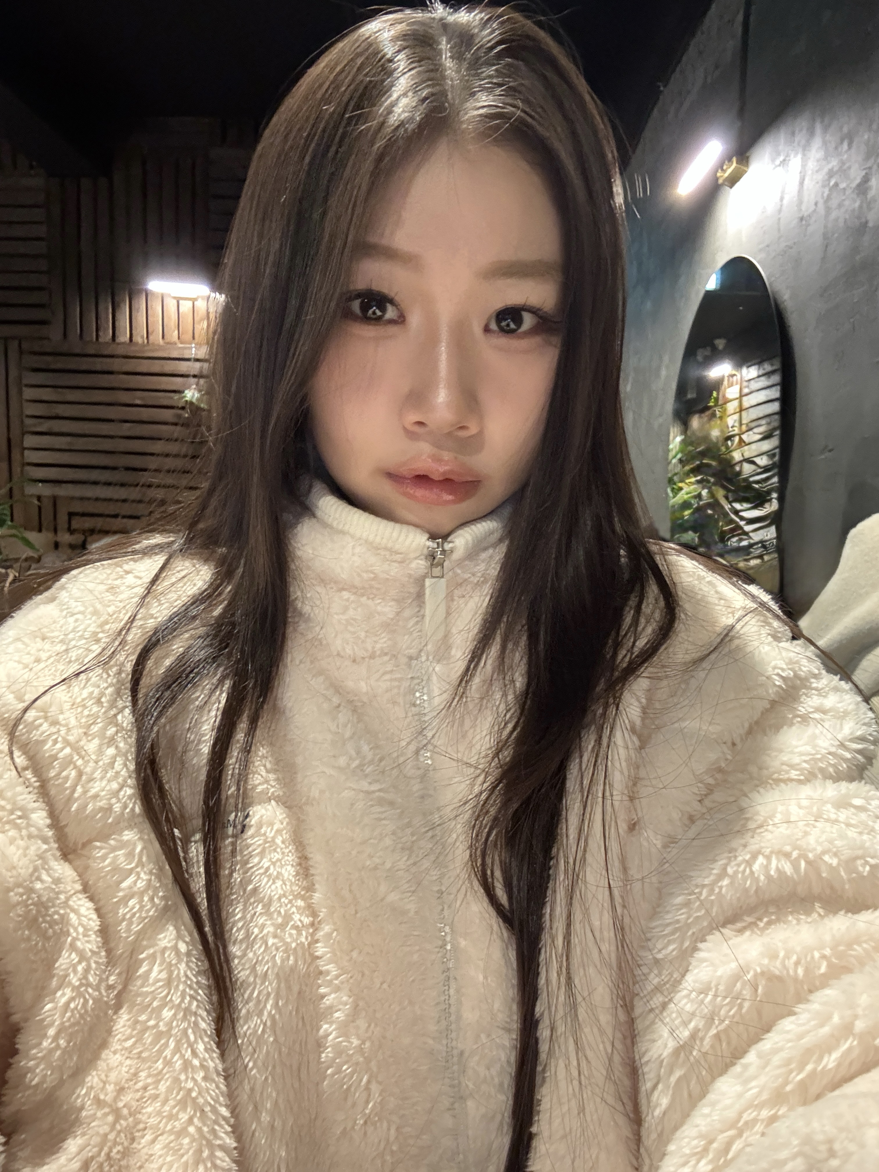 (W) 마뗑킴 백 로고 플리스 점퍼 아이보리 착용 스타일 - 1