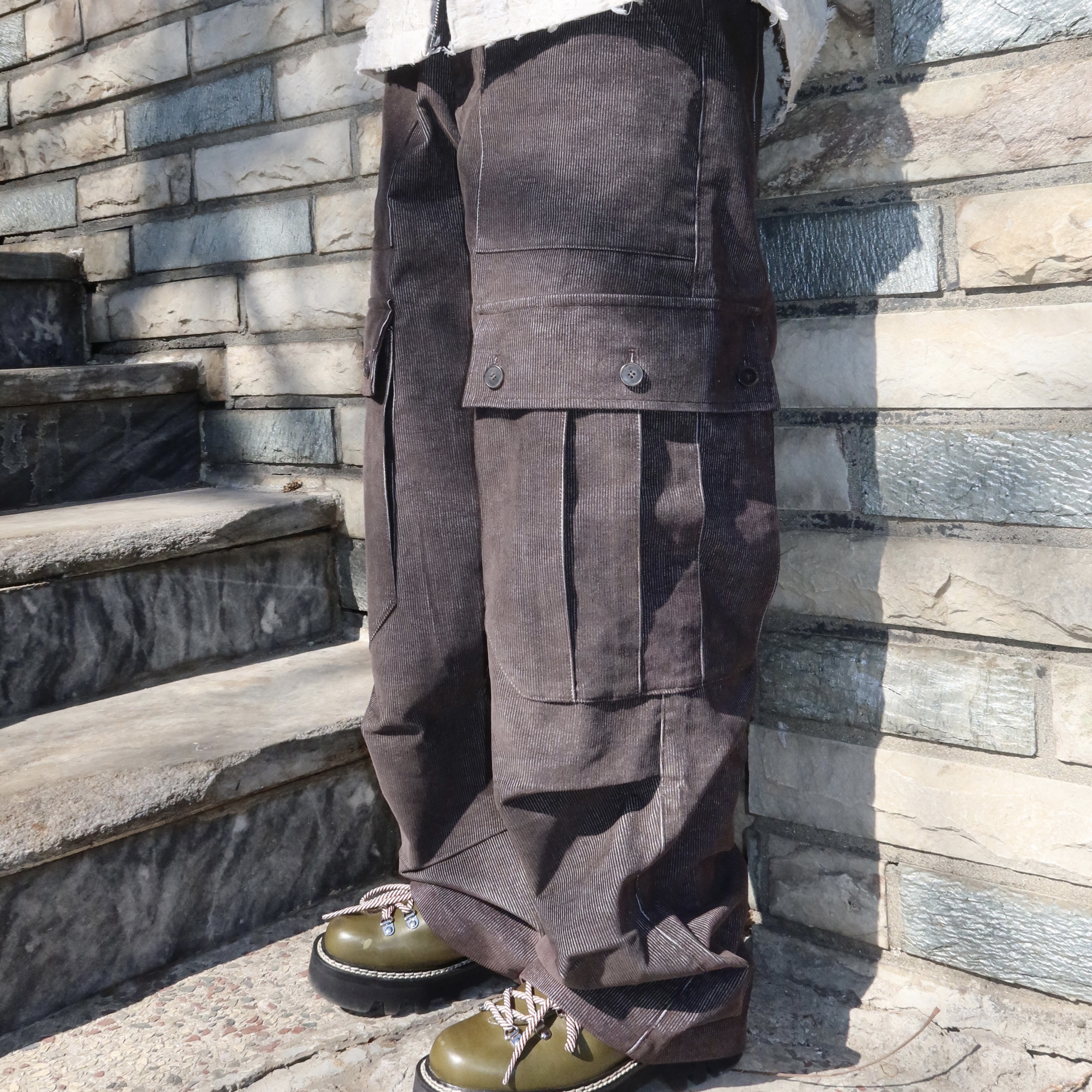 Hono Report Big Pocket Cargo Pants Brown 착용 스타일