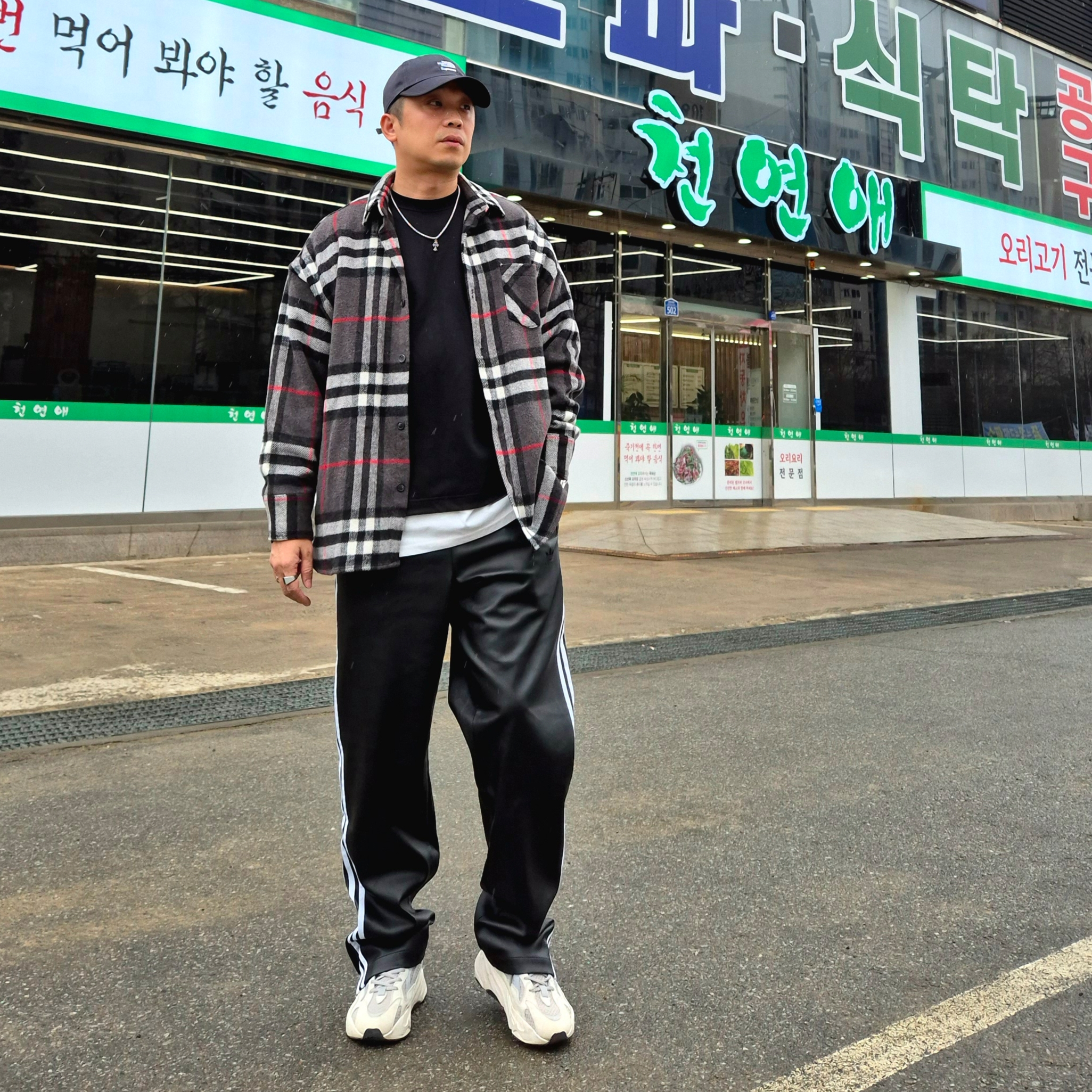 Adidas Yeezy Boost 700 V2 Static 2018, Adidas Faux Leather Adicolor 3S Firebird Track Pants Black - KR Sizing 착용 스타일 - 2