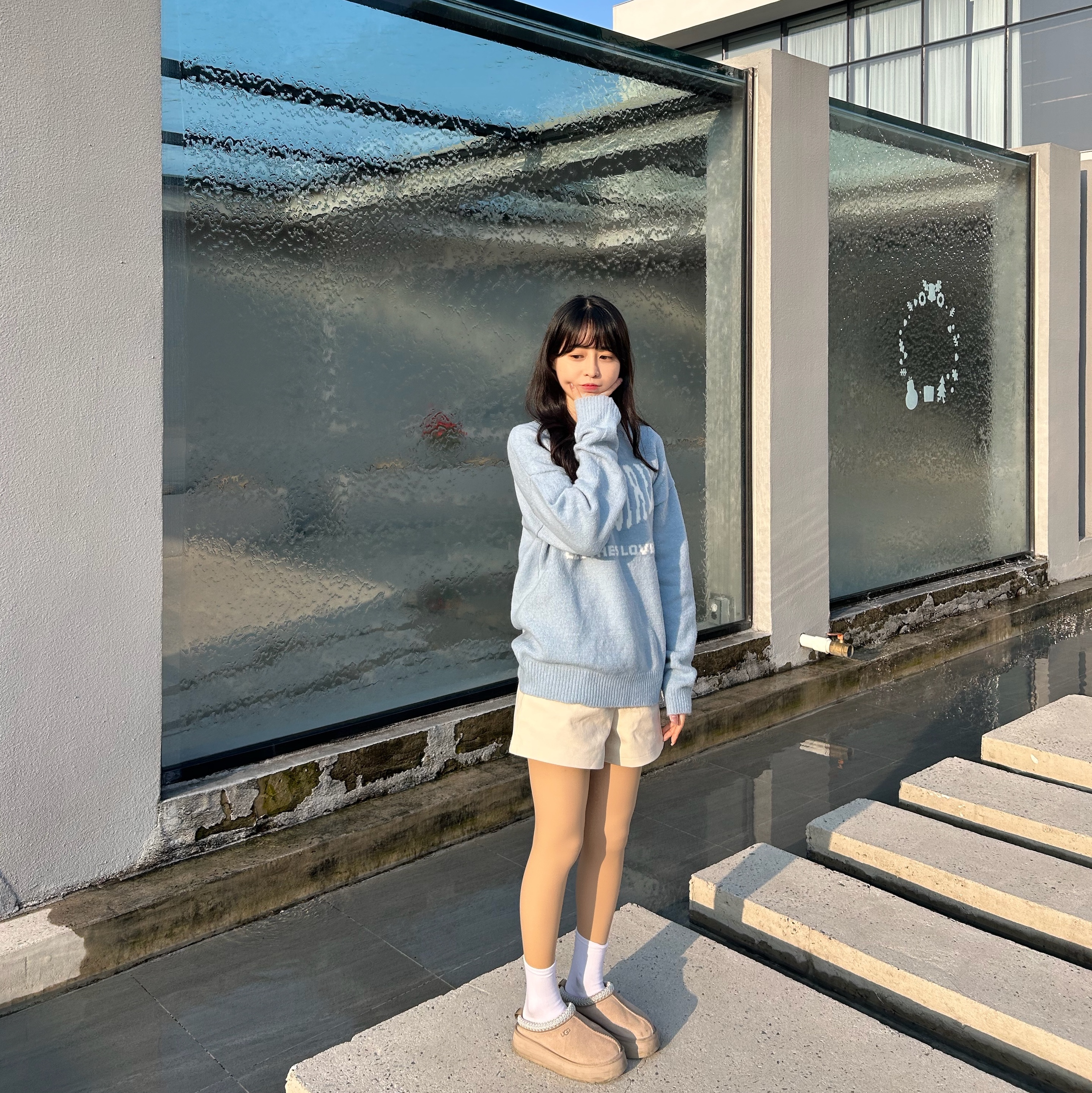 (W) UGG Tazz Slipper Sand, Matin Kim Madeleine Round Bag Light Beige 착용 스타일 - 3