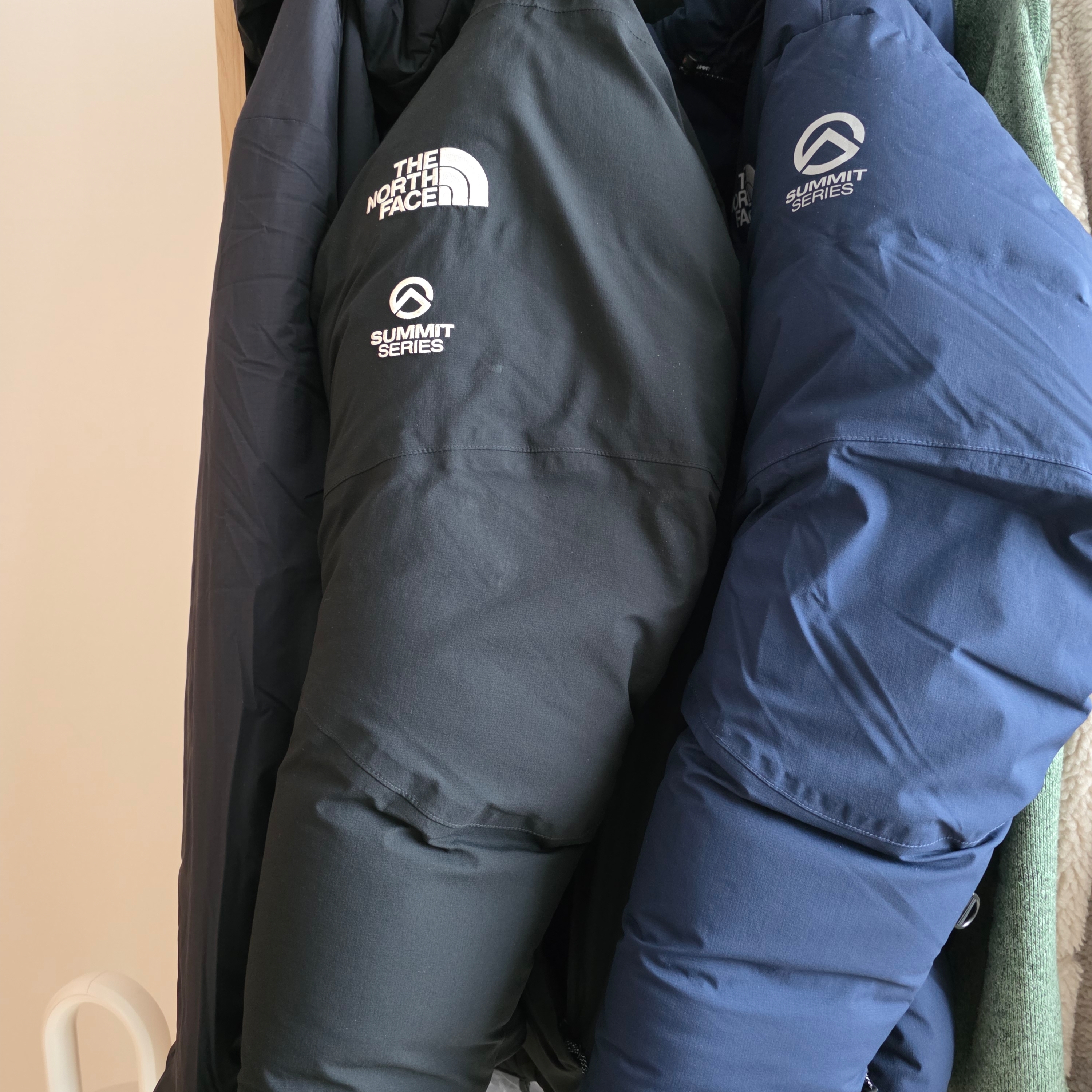 The North Face Himalayan Parka Black 착용 스타일 - 3