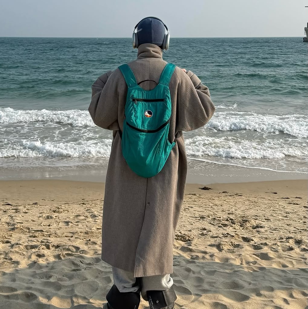 티켓투더문 백팩 플러스 25L 에메랄드 그린 착용 스타일
