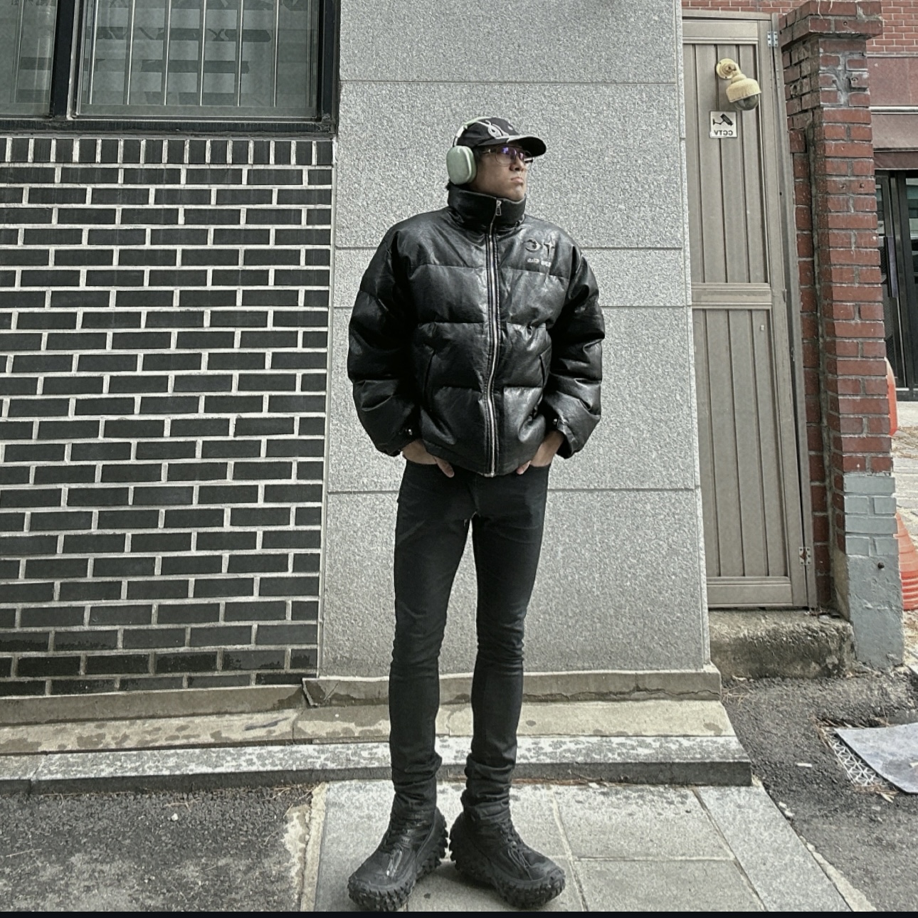 Balenciaga Defender Sneakers Black, Thug Club Leather Puffer Jacket Black (Polyester) 착용 스타일
