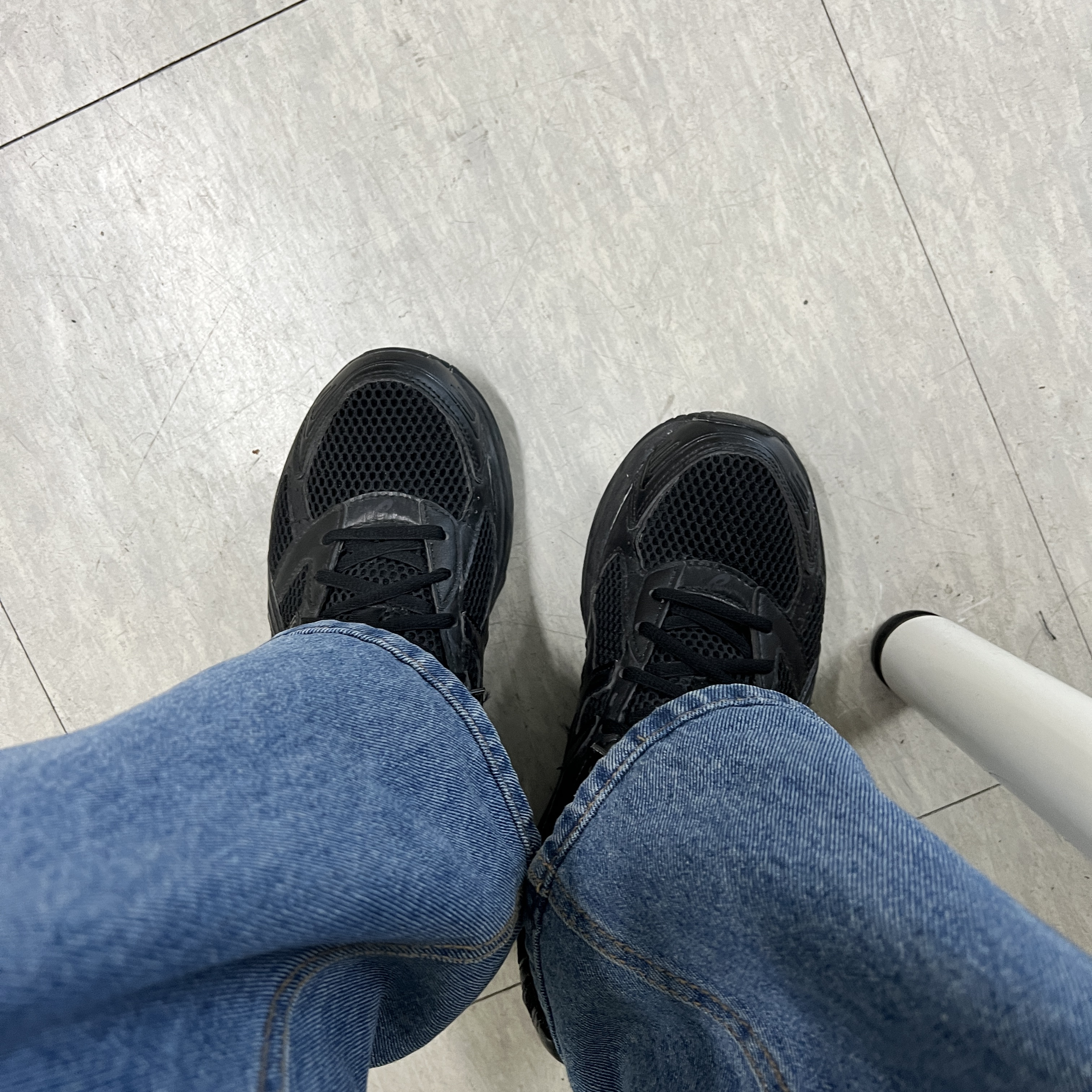 아식스 젤 1130 블랙 그래파이트 그레이 착용 스타일