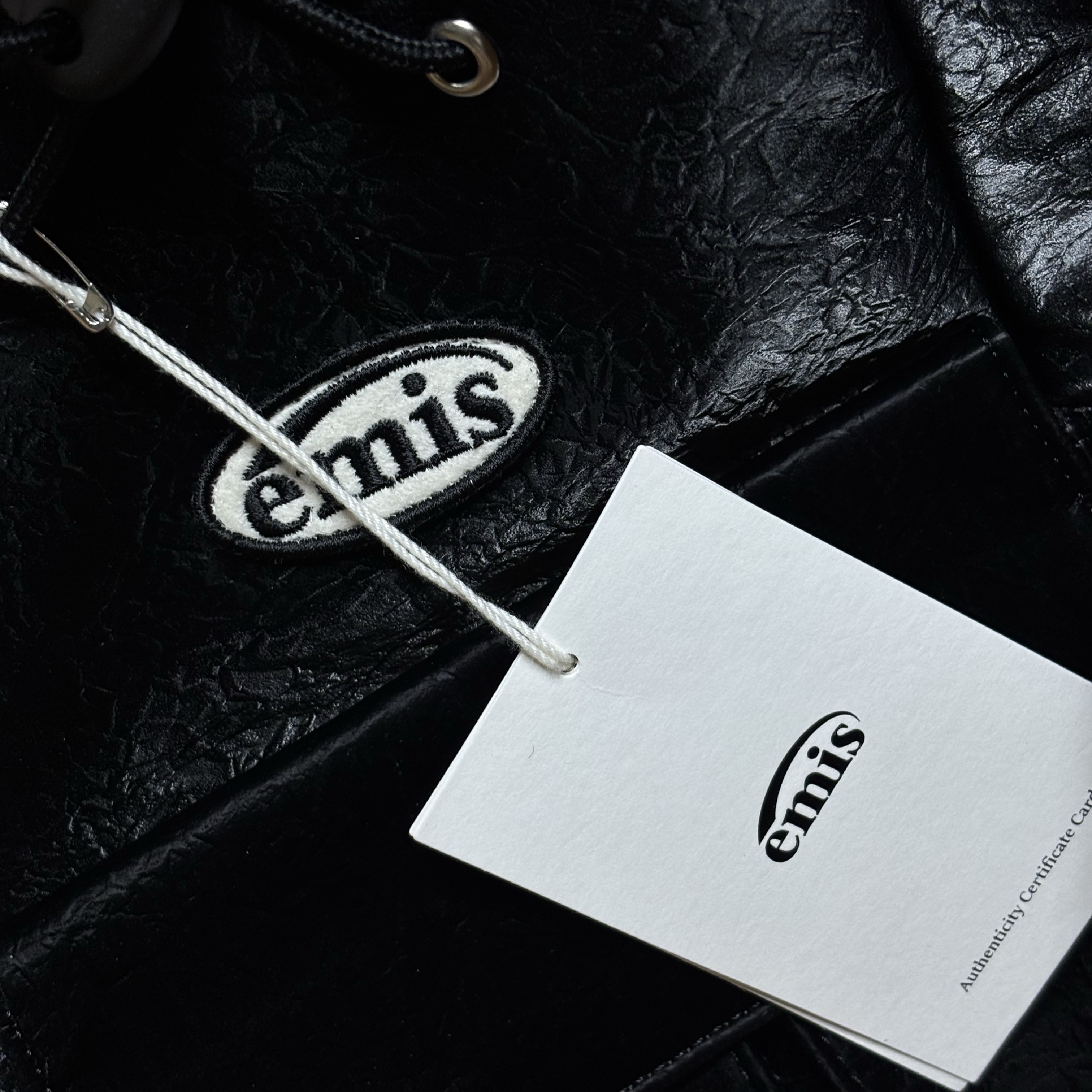 Emis Mini Wappen Pocket Backpack Black 착용 스타일 - 2