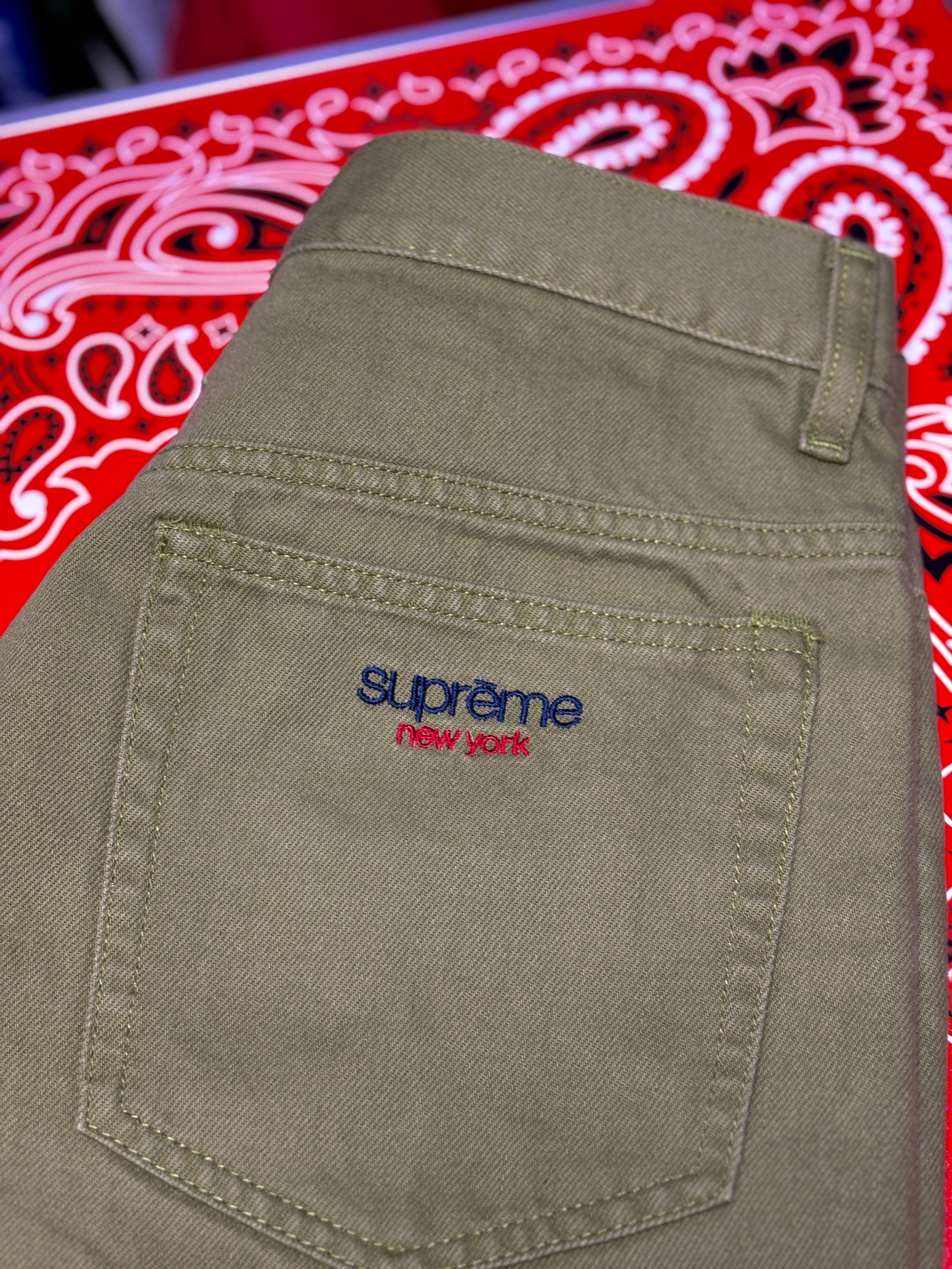 Supreme Baggy Jean Light Olive - 24SS 착용 스타일 - 2