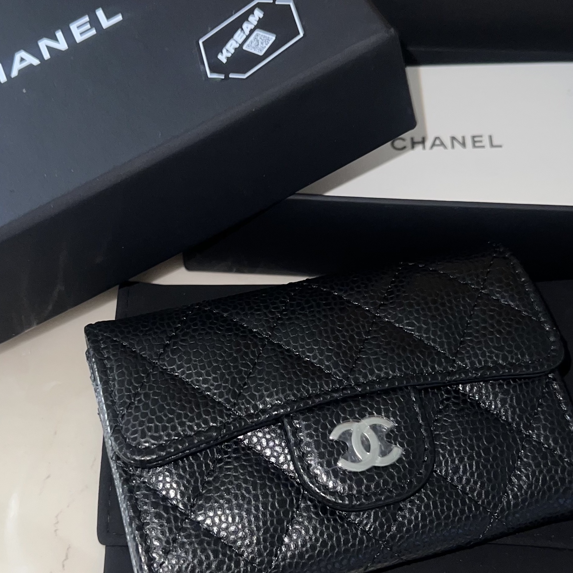Chanel Classic Card Holder Grained Calfskin & Silver Black 착용 스타일