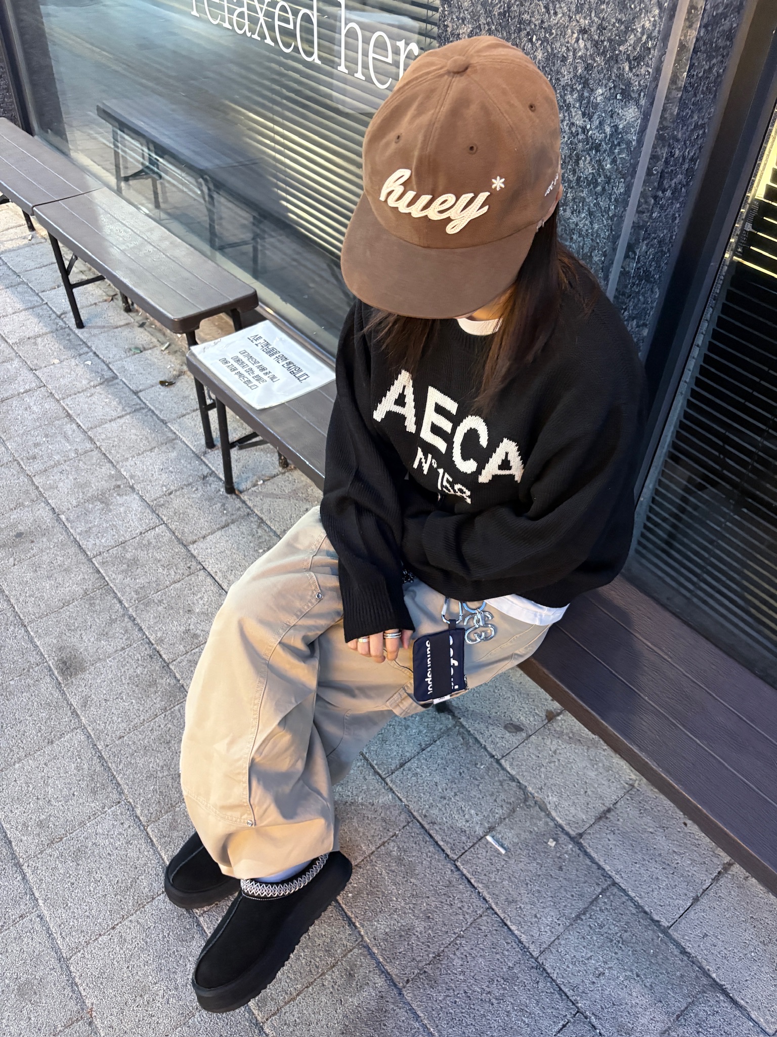 [KREAM 단독] Huey Applique Cap Brown, (W) UGG Tazz Slipper Black 착용 스타일 - 1