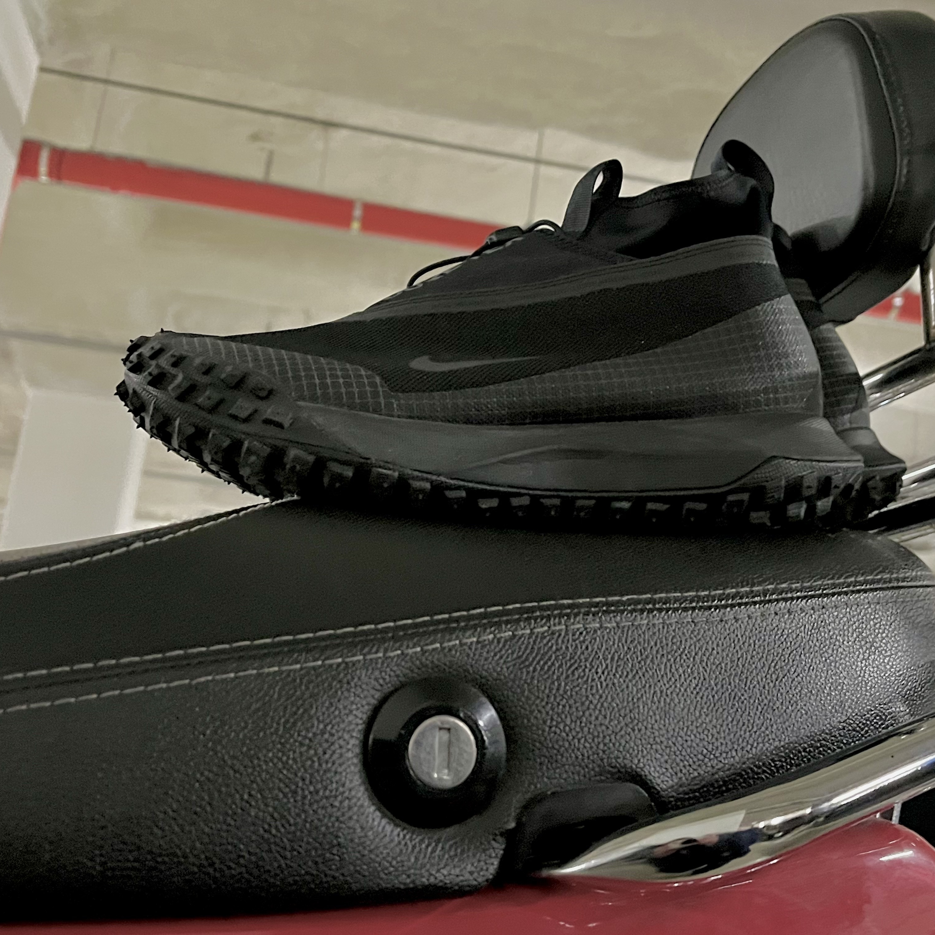 Nike ACG Mountain Fly Gore-Tex Black and Dark Grey 착용 스타일 - 3